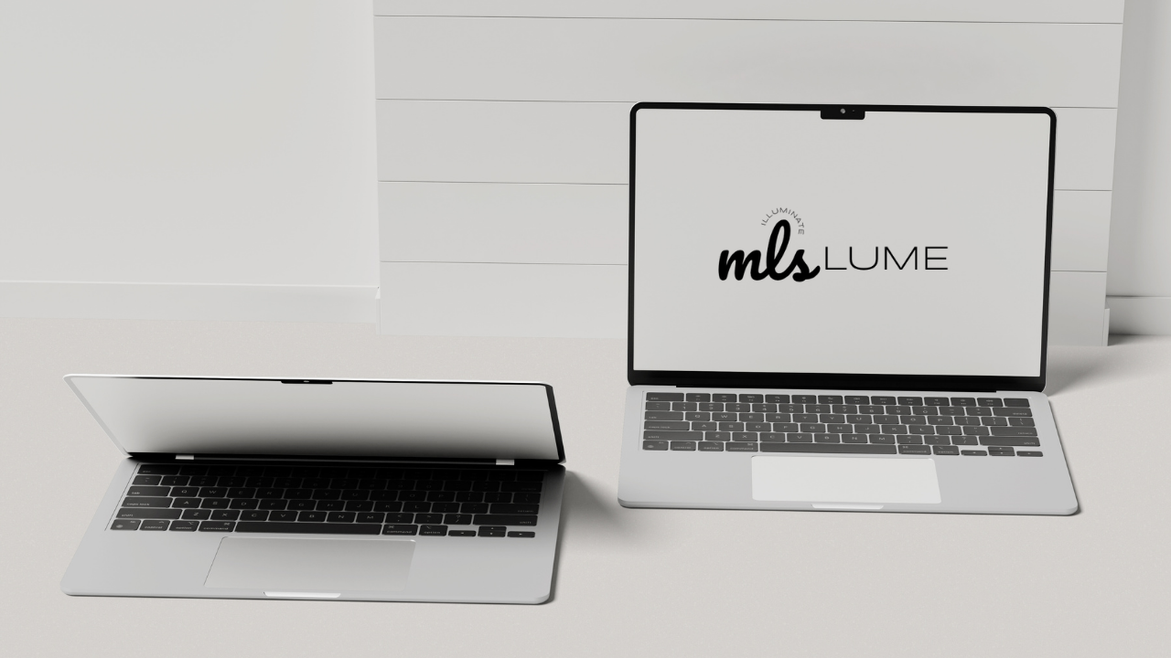 Zwei Laptops auf einem weißen Tisch, eines geschlossen, das andere geöffnet mit dem Logo 'mls LUME' auf dem Bildschirm.