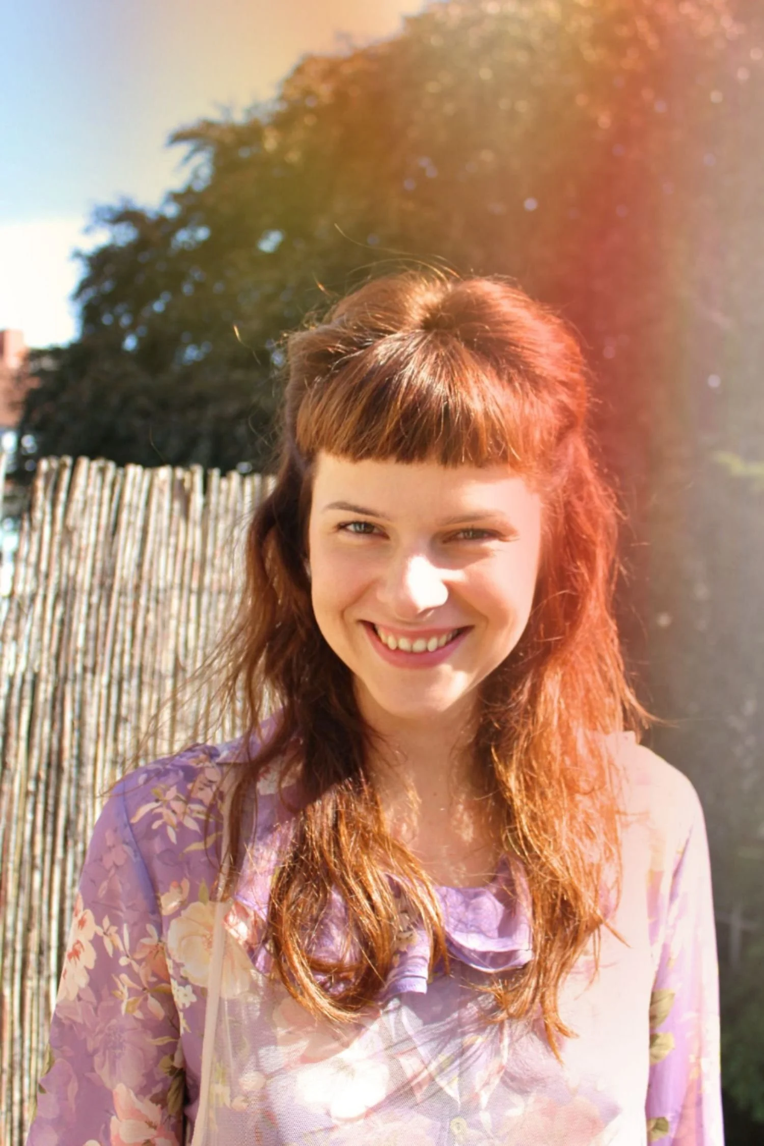 Frau, die lächelnd in die Kamera sieht