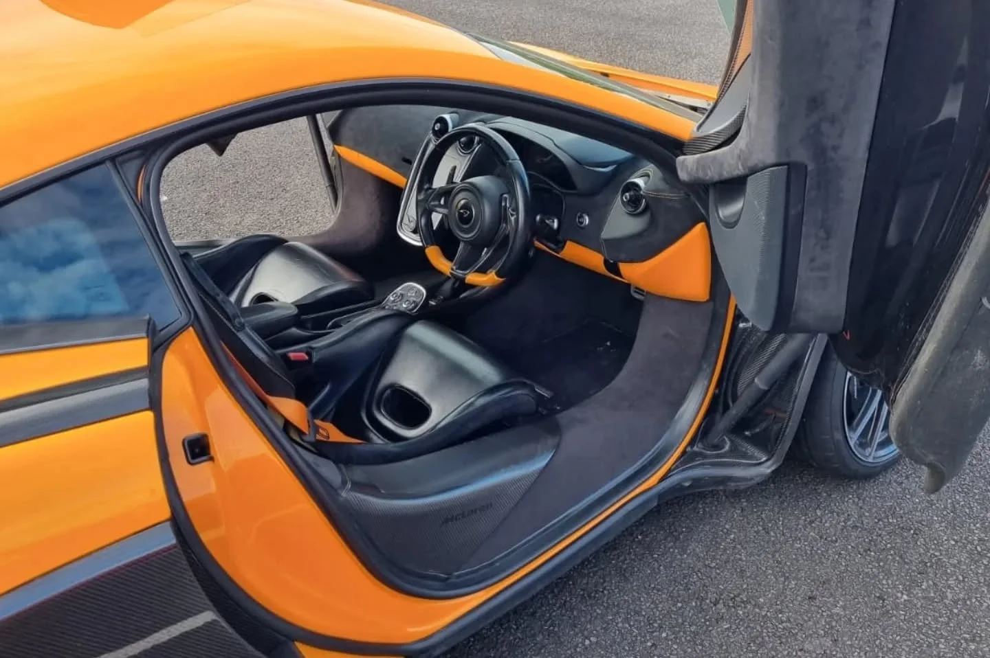 Drove a McLaren 570S around Thruxton race circuit today which was incredible, I just wish I could have gone for a few more laps!! 🤯 Also drove an Alpine A110S and had a passenger ride with a professional driver in a Toyota Corolla sending it around 