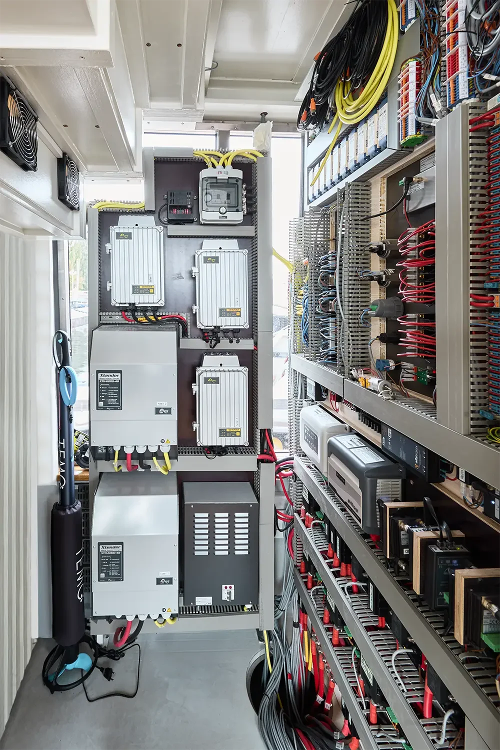 Ein Blick in einen Schaltraum mit verschiedenen elektrischen Komponenten, Sicherungen, Kabeln, Umrichtern und Steuergeräten.