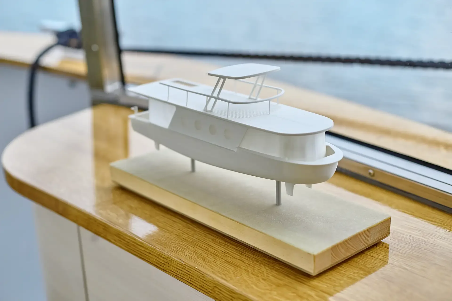 Modell eines weißen Yachten auf einem Holzboden