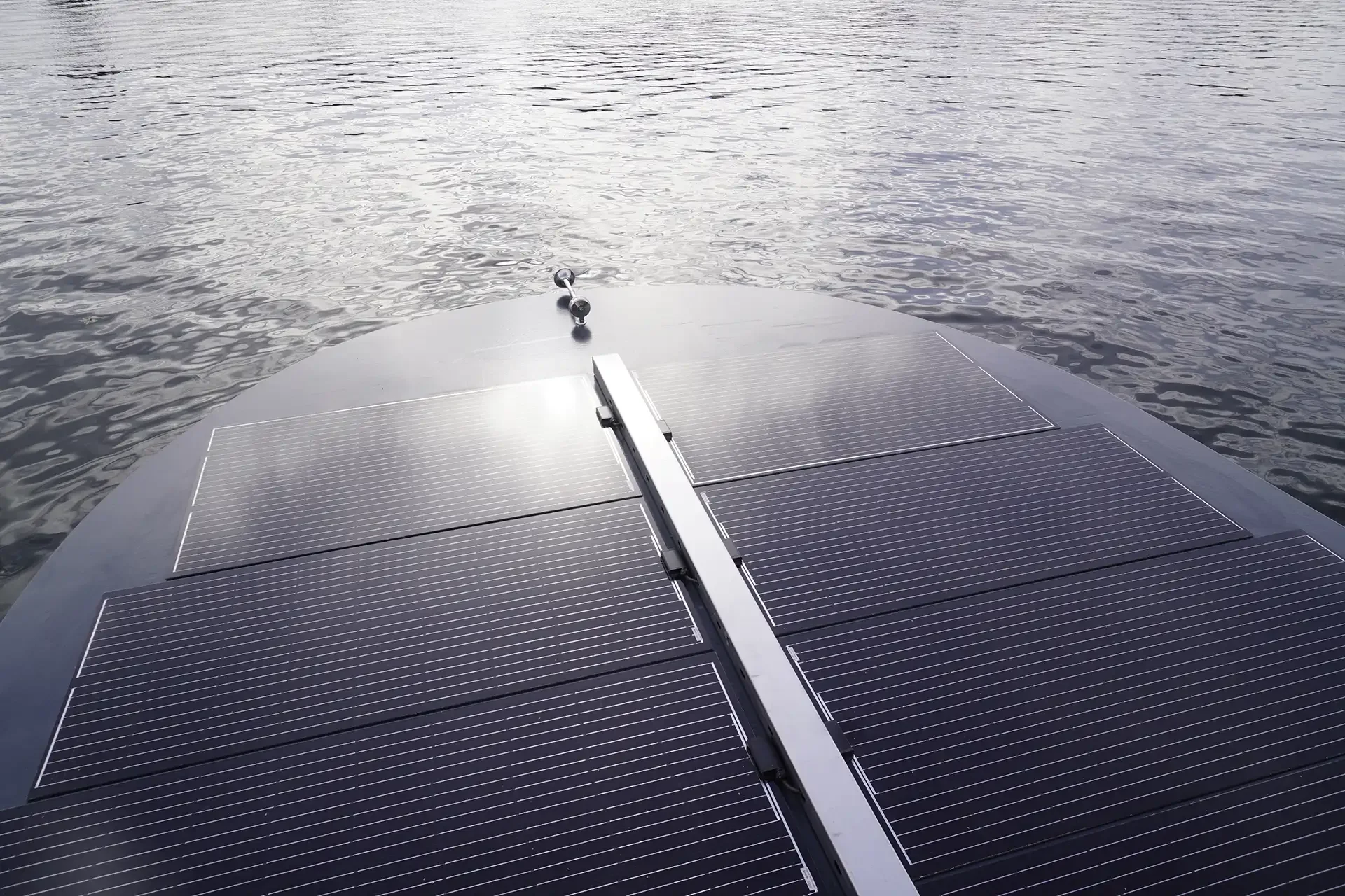 Solarmodule auf einer Wasseroberfläche