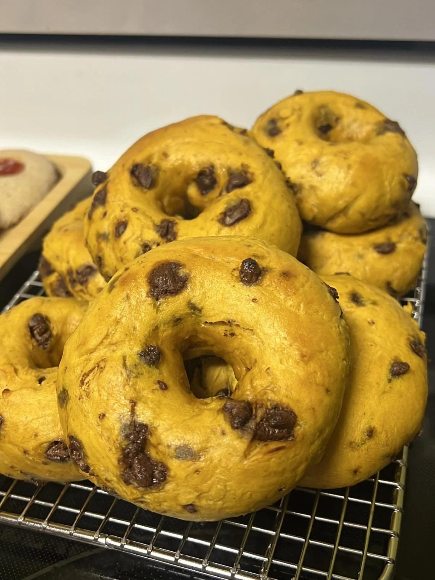 Pumpkin chocolate chip bagels are back in season🎃🍫🥯