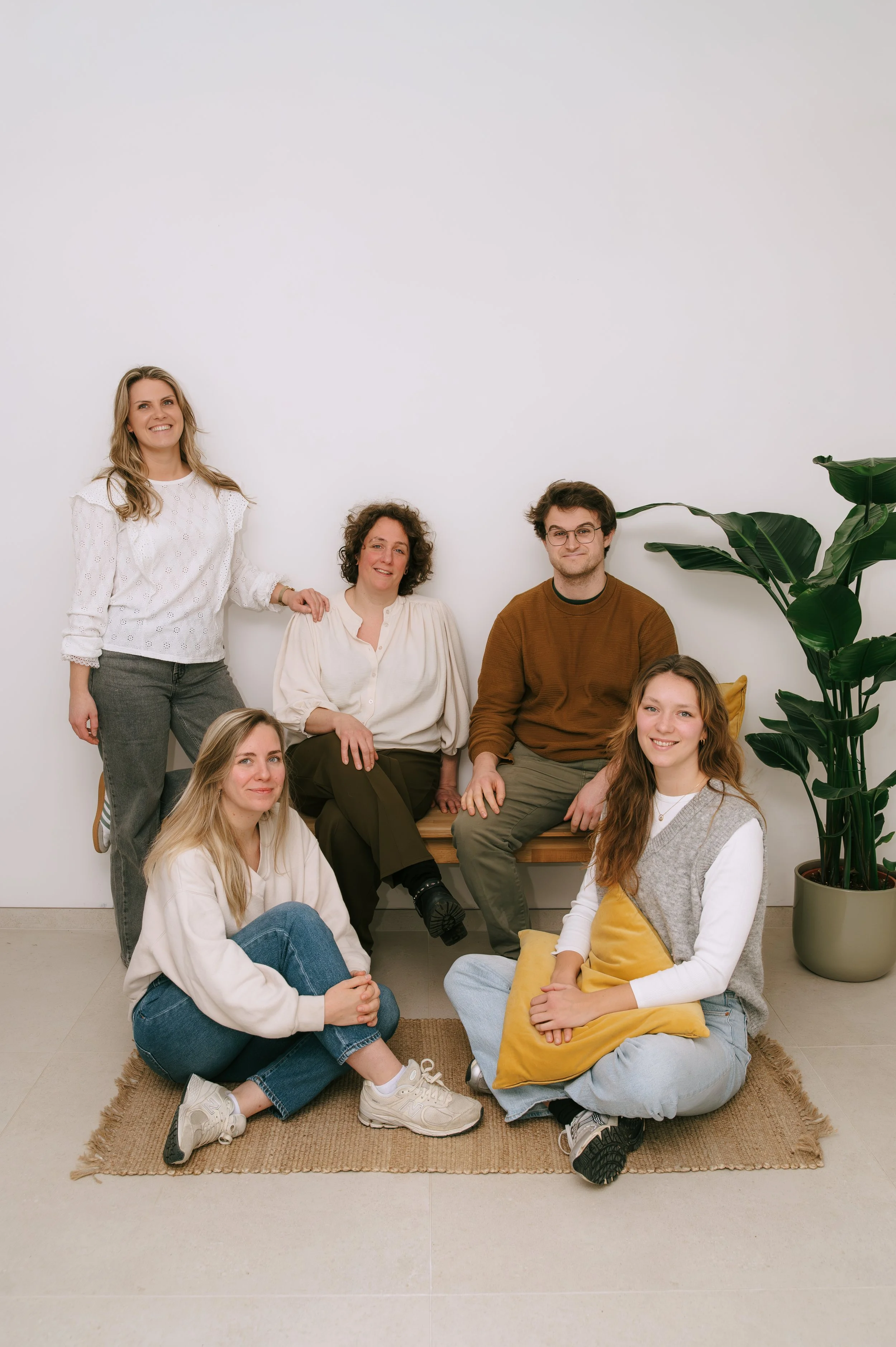 5 collega's van praktijk de wegwijzer te gent: els willaert, lien adriaensens, kjel cresens, meikeminne brugmans en chayenne vanden bulcke.