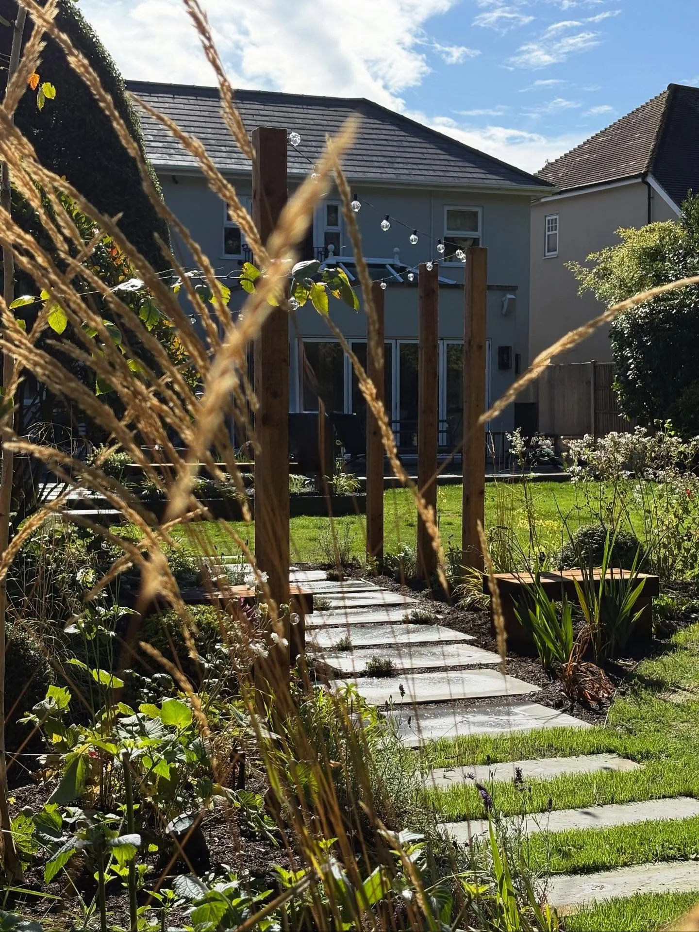 We&rsquo;ve been working on this lovely project over the last month 🌱

Designed by @dh__studios_ 
With special thanks to @lcoexteriors for helping during the build

#garden #gardendesign #plants #outdoor #landscaper #landscapearchitecture #essex #es