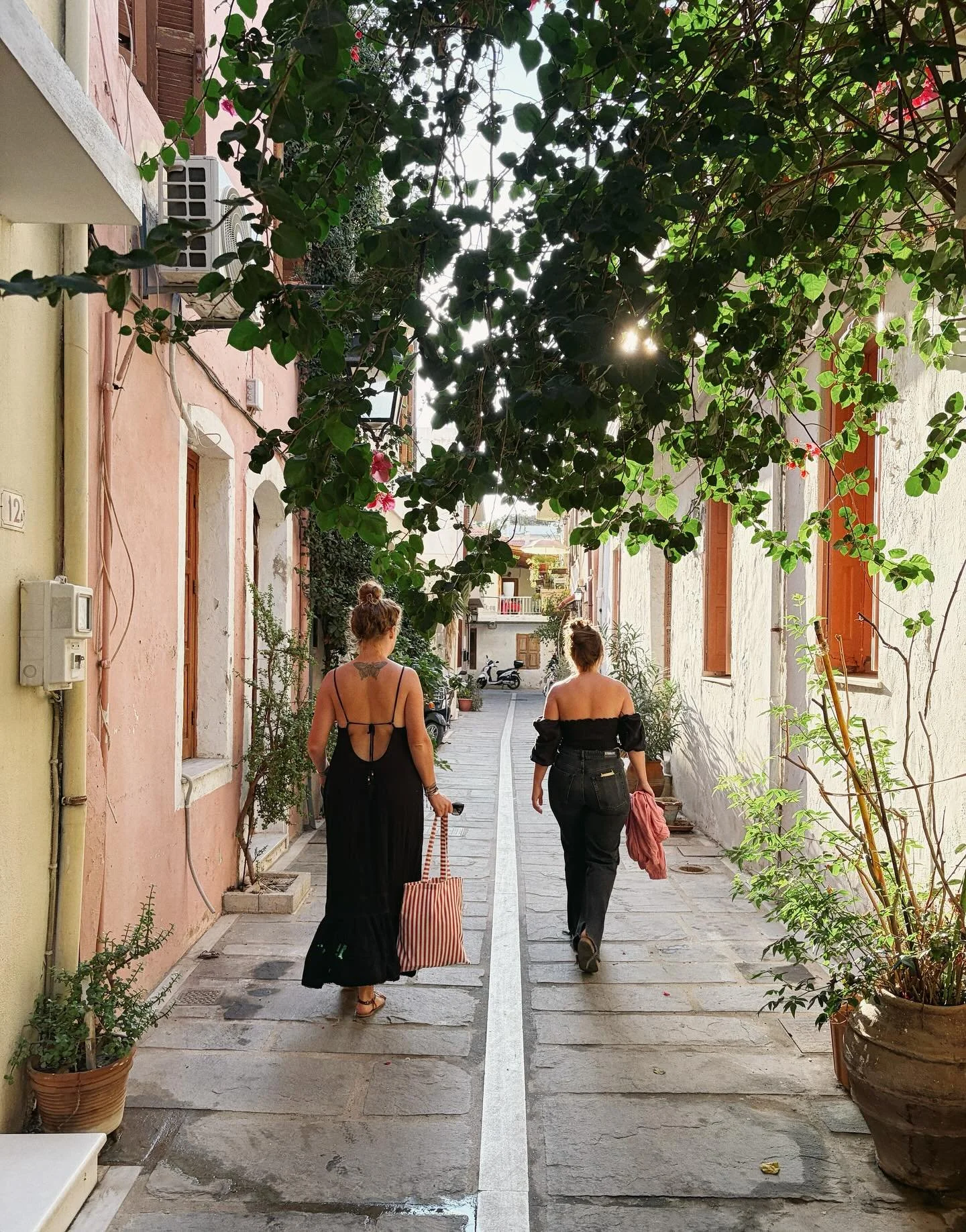 Shenanigans 👯&zwj;♀️🖤 @lisettewiebes