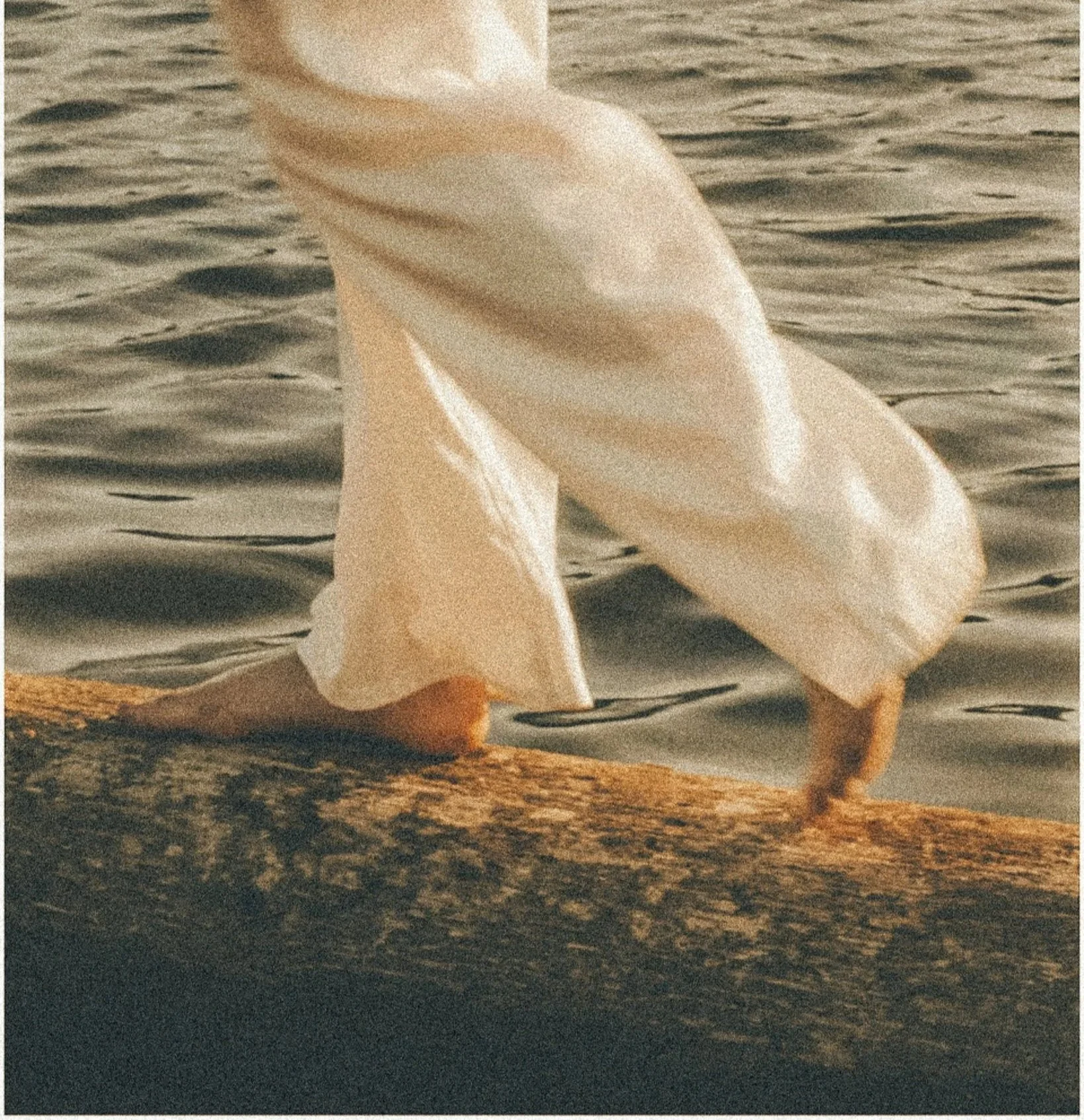 Slaterra di legno sulla riva di un lago con un panno bianco che svolazza nell'aria.