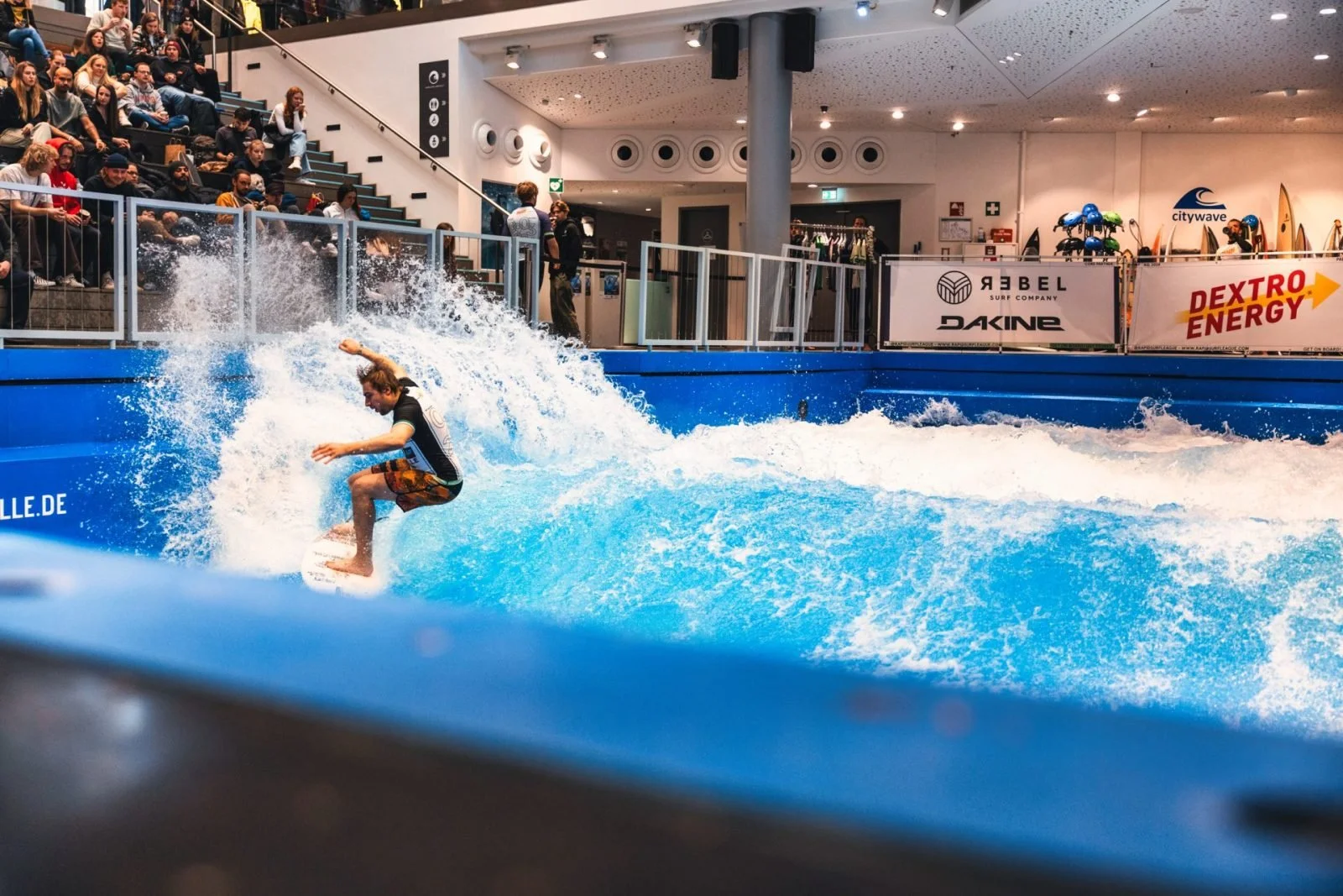 Rön Köller auf dem Bang Stick mit einem fetten Spray