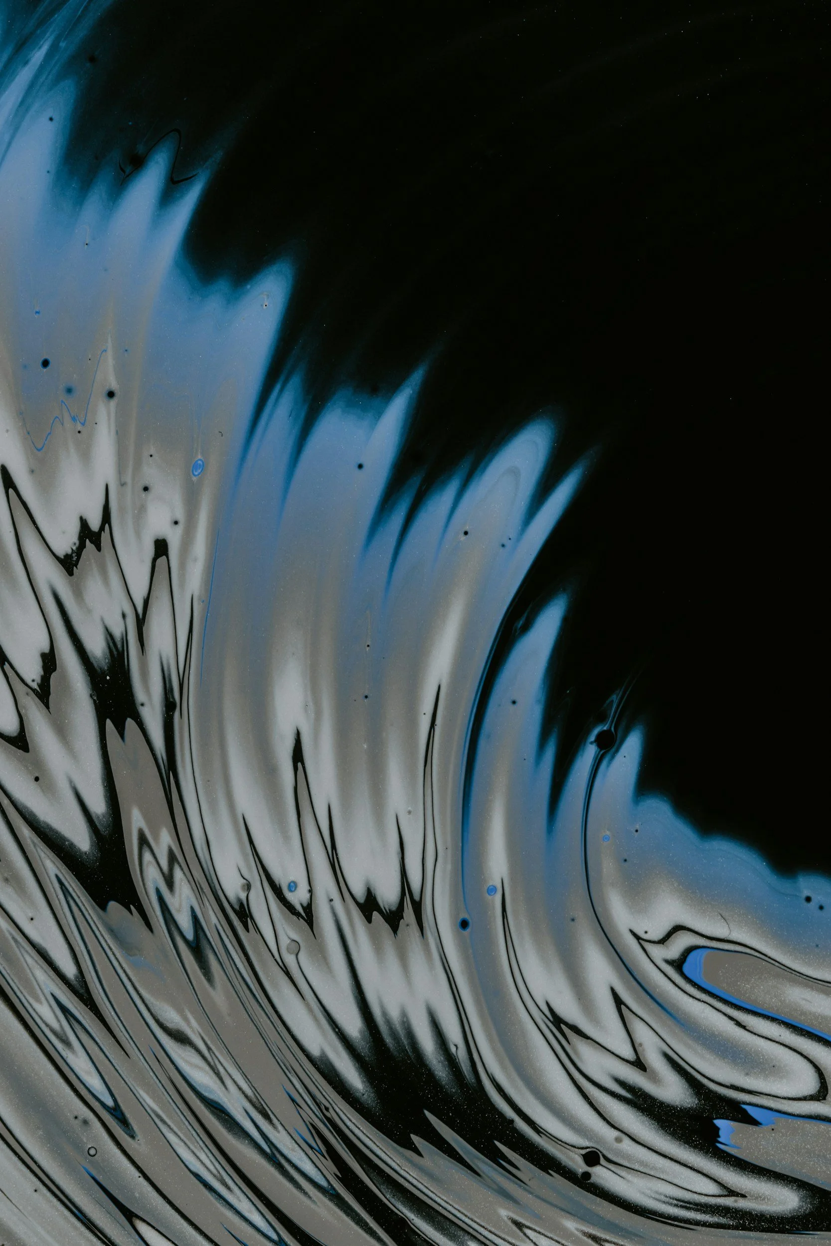 Abstrakte Gemälde in Schwarz, Weiß, Blau und Grau mit wellenförmigen Mustern.