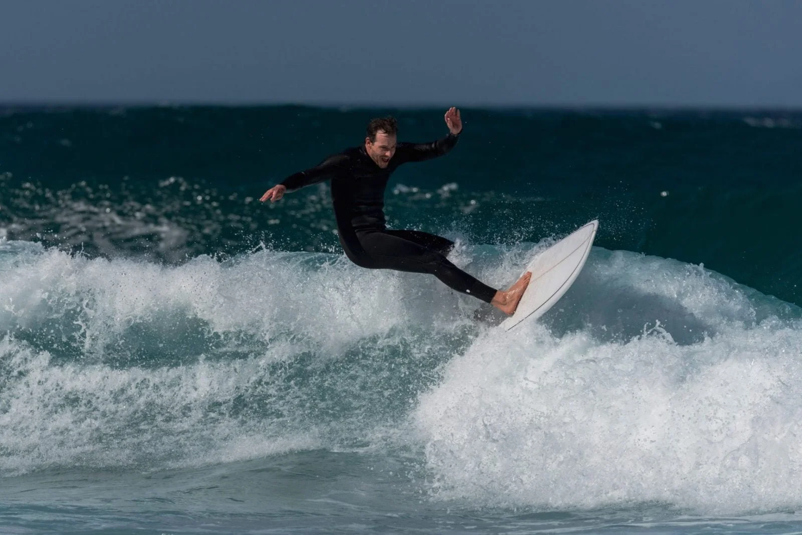 Quirin Rohleder Surft das Huevo Nuevo in Portugal