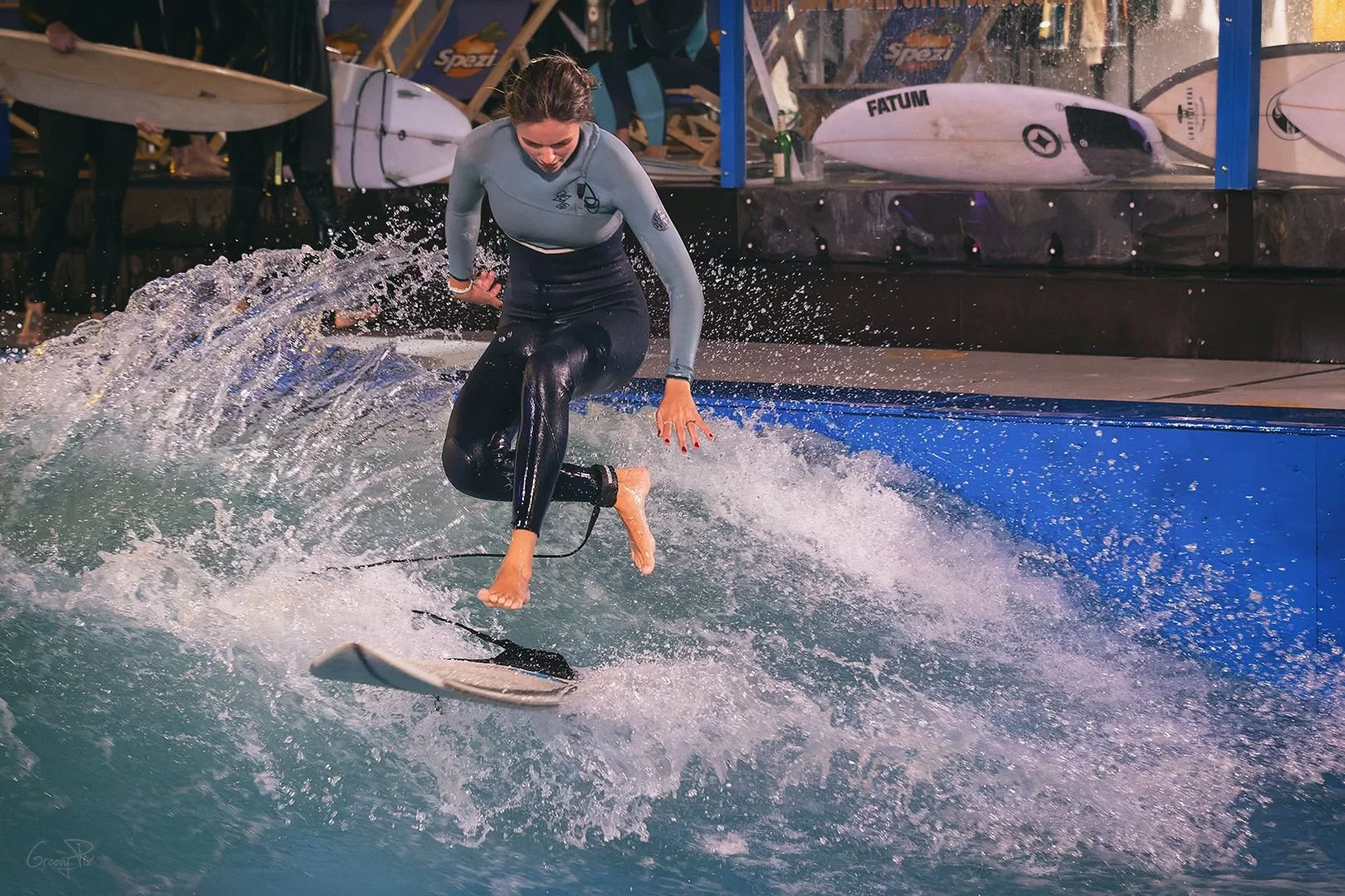 Kathin Hörhan mit einem Shuvit auf der City Wave Vienna - sie surft den QR Code