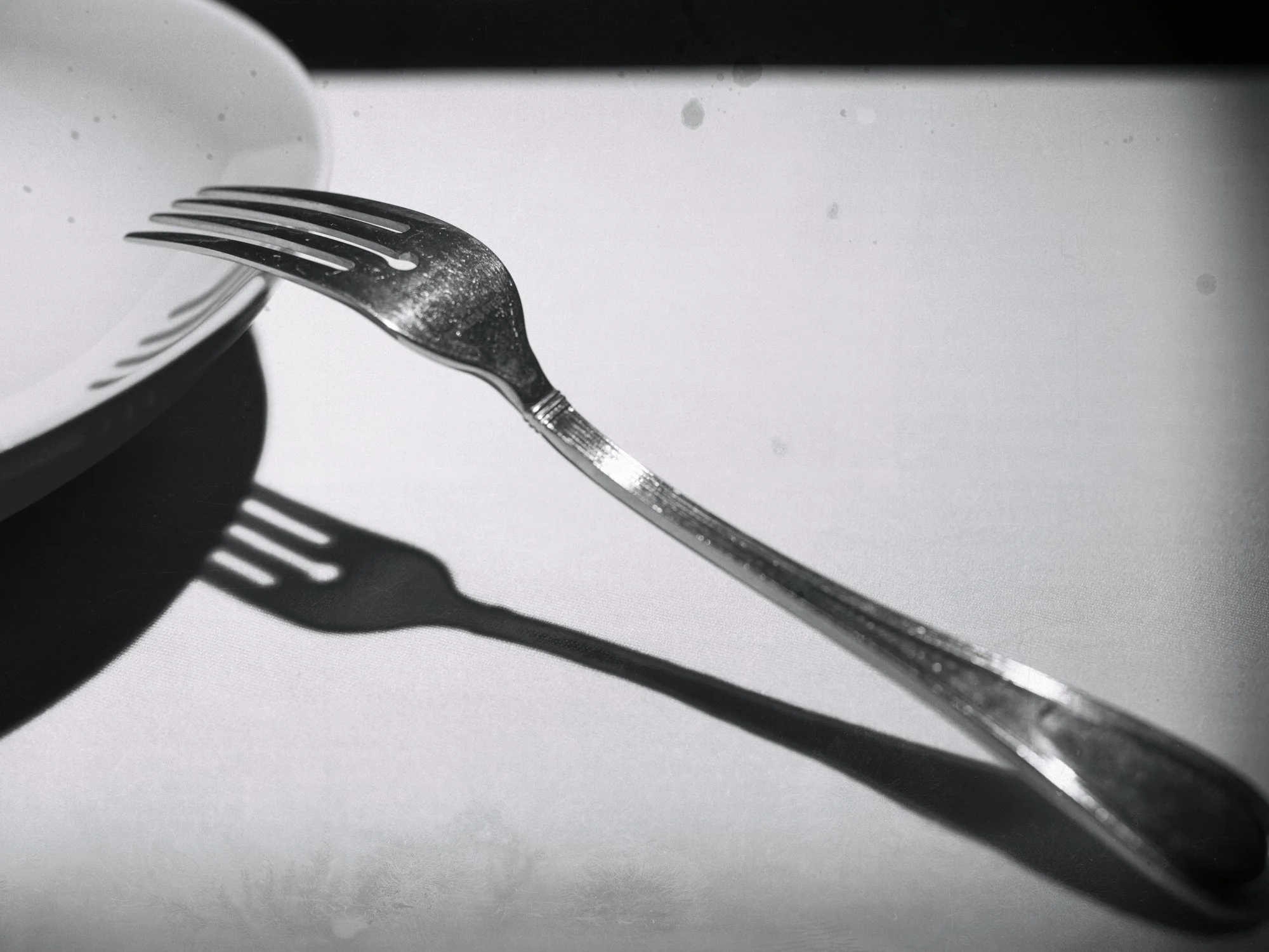 Image analysis exercise to reproduce the Andre Kertesz, 1928  photograph "La Fourchette".