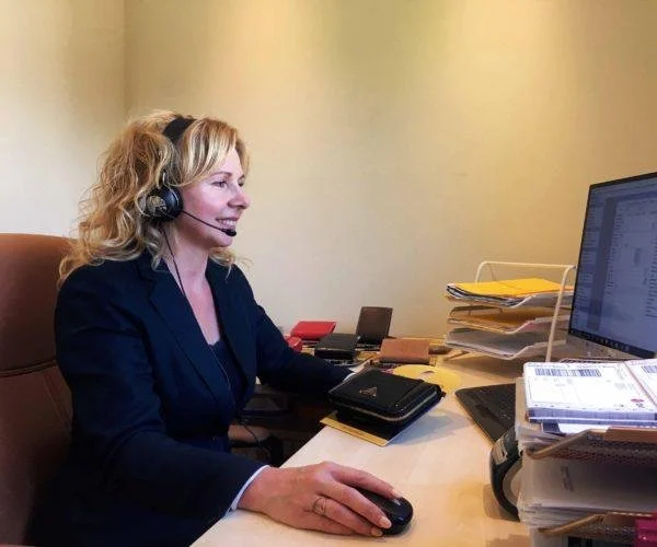 Mitarbeiterin im Kundenservice von Lederwaren Boche mit Headset – persönliche Beratung zum Kommissionssystem, Verkaufsständern, Geldbörsen & Gürteln für stationäre Händler.