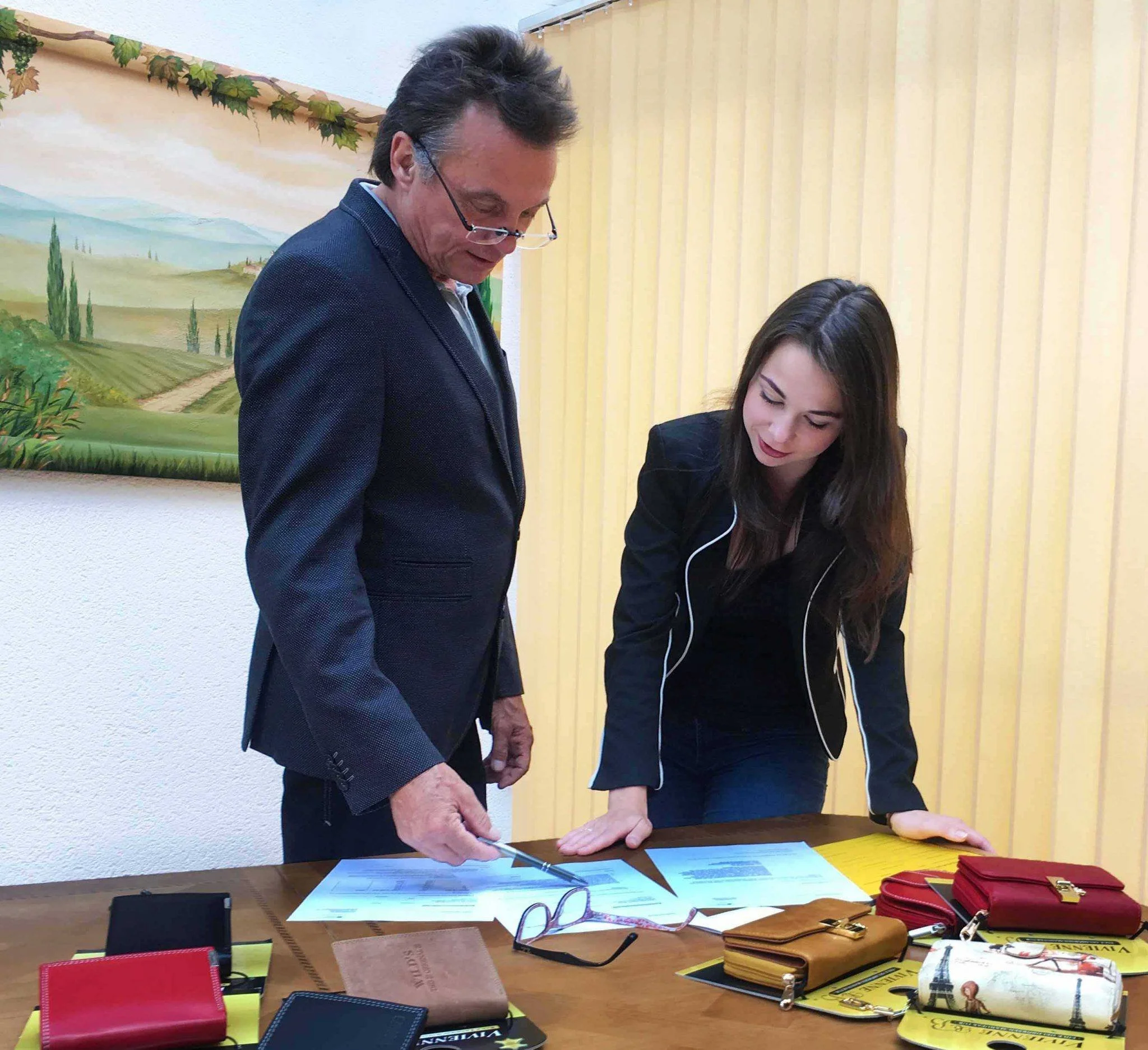 Team von Lederwaren Boche im Familienunternehmen seit 1992 – Beratung und Planung zu Verkaufsständern, Geldbörsen & Gürteln im Kommissionssystem für stationäre Händler.