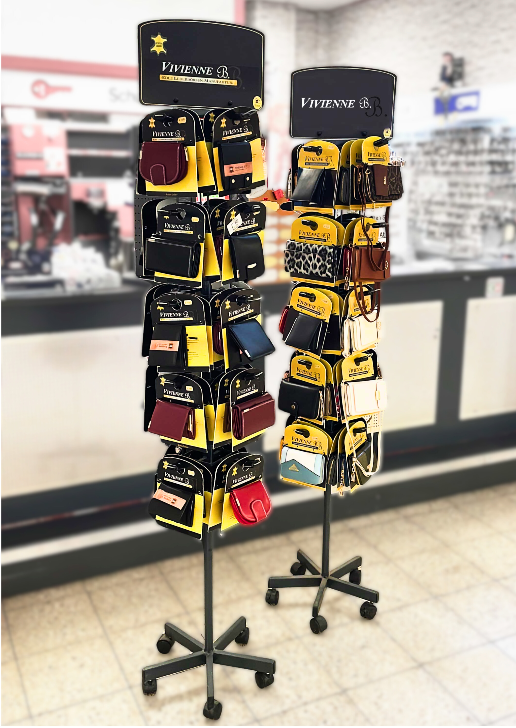 Präsentationsständer mit Geldbörsen & Gürteln der Marke Vivienne B. in einer Schusterei – flexible Lösung im Kommissionssystem von Lederwaren Boche für stationäre Händler.