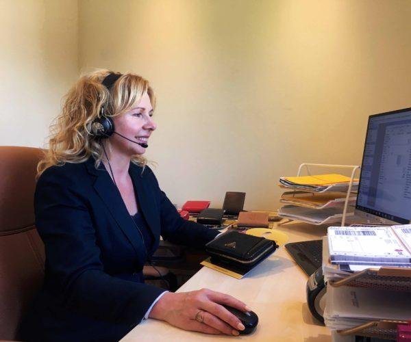 Mitarbeiterin im Kundenservice von Lederwaren Boche mit Headset – persönliche Beratung zum Kommissionssystem, Verkaufsständern, Geldbörsen & Gürteln für stationäre Händler.