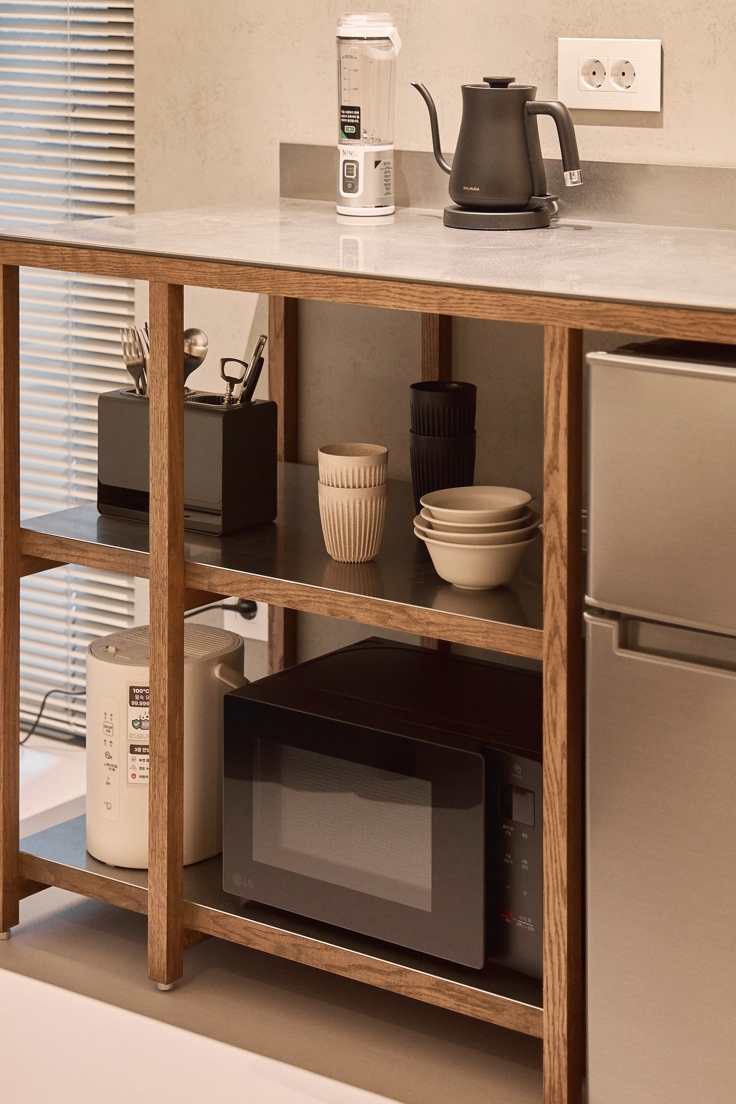 willow leaf Seoul Gangnam branch room 201's blender, electronic pot, cups, bowls, humidifier and micro wave.