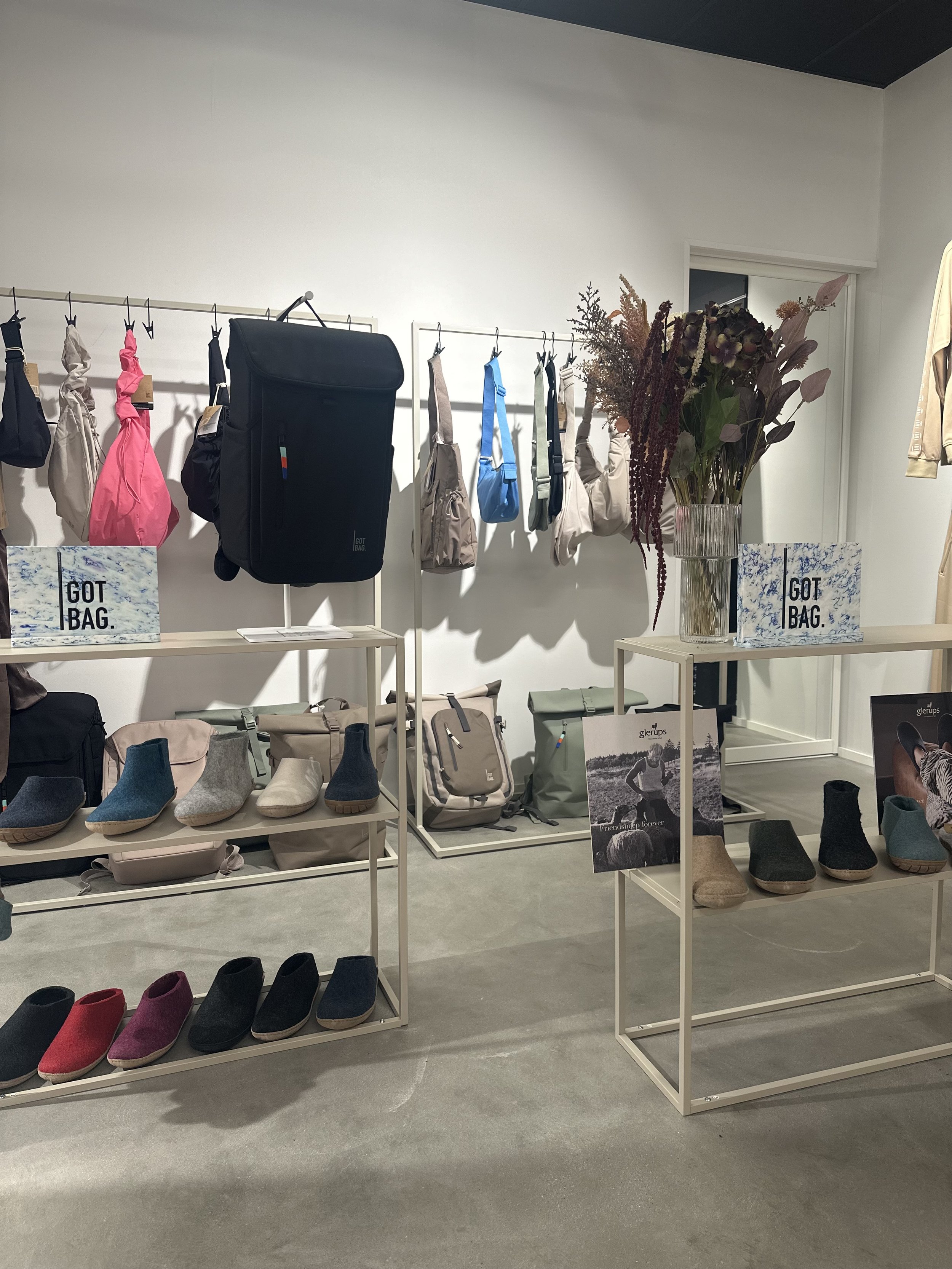 Showroom kuvattuna sisältä missä got bag laukut ja glerups huopakengät