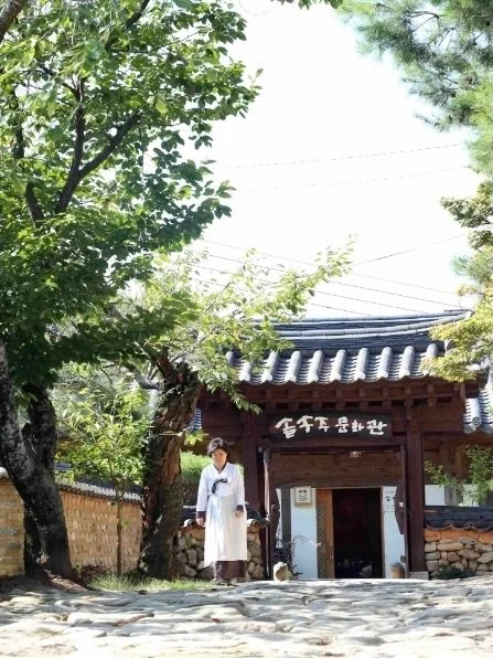 Solsongju Damsoul 40&deg; is a Korean soju produced following a secret family recipe that has been handed down by the Hadong clan of the Jeong family for over 500 years. They begin by brewing rice, spruce, and pine needles before distilling and low-t
