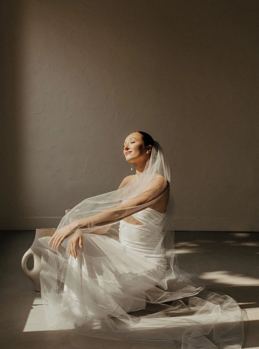 Who ordered ALL this snow?! I&rsquo;d much rather be soaking up sunshine and golden vibes right now 
Obsessed with this dreamy, glowy makeup by Erika, paired perfectly with that sleek, chic twisted style by Jill, And can we talk about that veil?! Abs