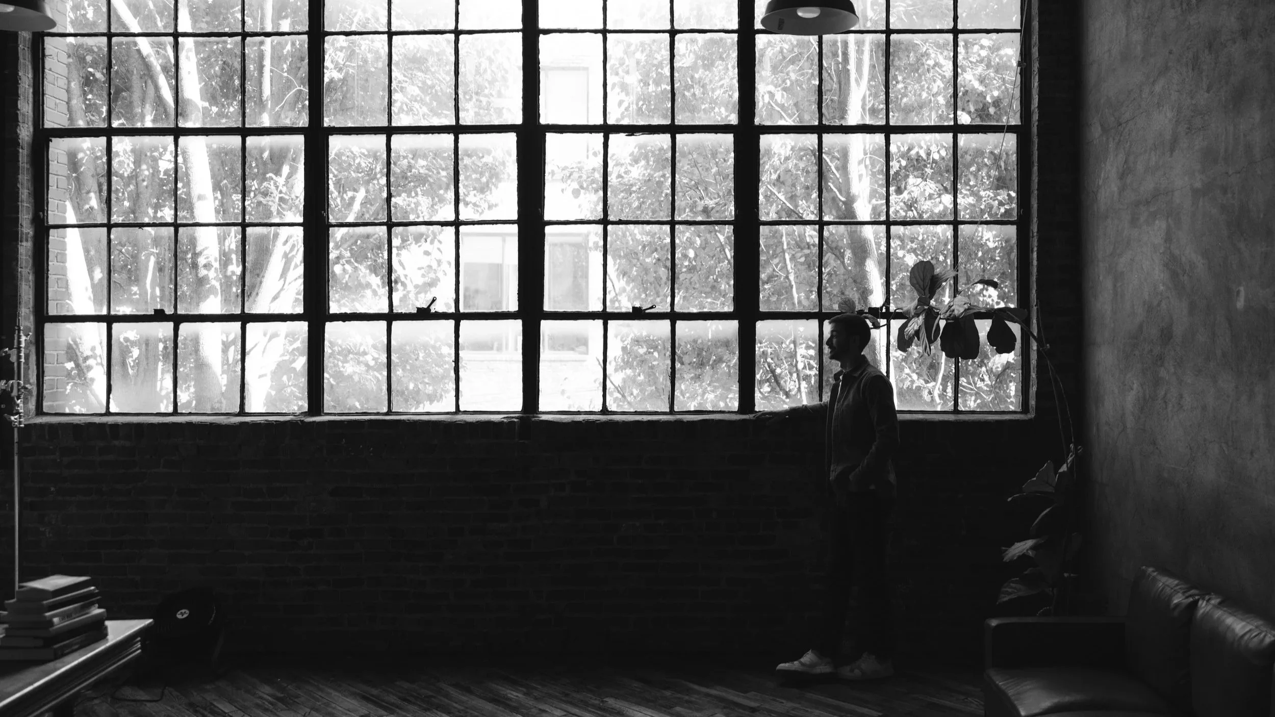 Therapist and healthcare worker talking, representing counseling for nurses, physicians, and medical staff in Nashville and Brentwood coping with burnout, compassion fatigue, workplace trauma, moral injury, and chronic stress.