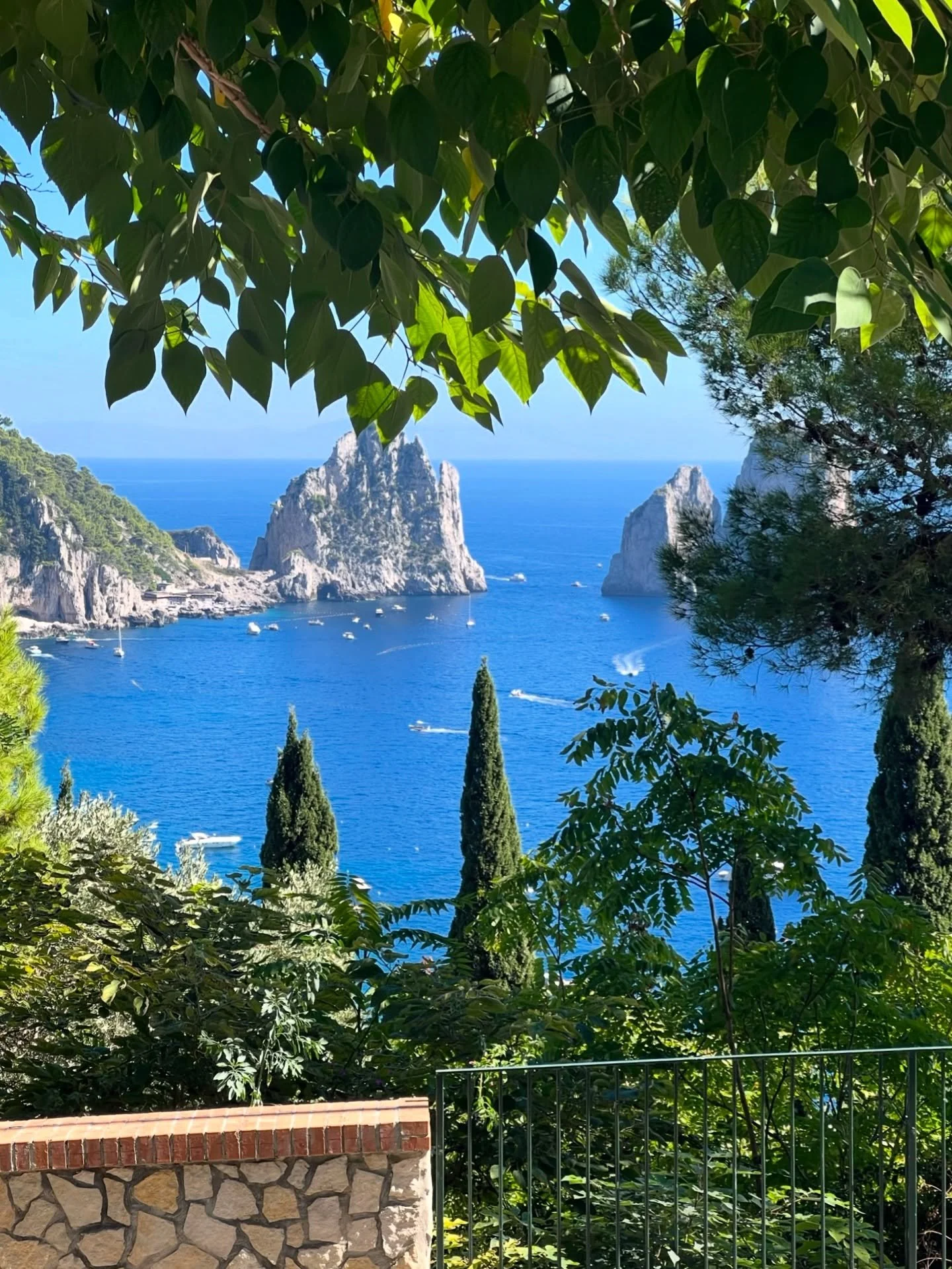 When the &ldquo;end of summer retreat&rdquo; your friend talked you into takes you to the most glamorous part of Italy&hellip;
SEND US YOUT EMAIL TO JOIN THE FIT &amp; LIT RETREAT CLUB 💙 next retreat Biarrtiz, Sept 18-24 SOLD OUT. Next ones coming s