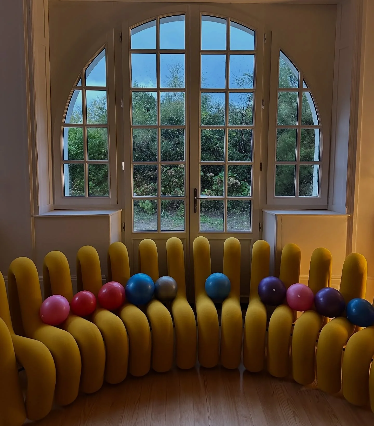 When our glamorous living room becomes the new Pilates studio❤️&zwj;🔥 #biarritz
Villa by @lesmaisonsfabel 
Classes by @luchanagatica