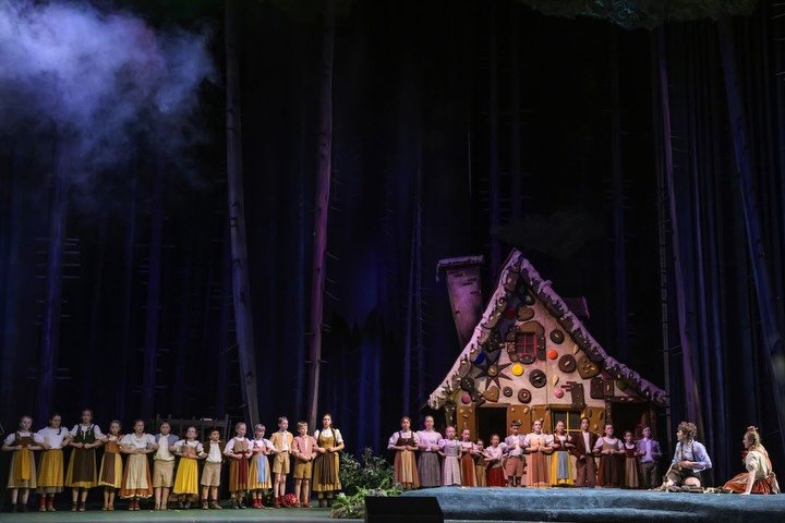H&auml;nsel und Gretel over the years 🩵🍭🍫🍪

2025 - H&auml;nsel und Gretel @staatsoperhannover
📸 Bettina St&ouml;&szlig;

2024 - Gro&szlig;e Oper Klein: H&auml;nsel und Gretel @operwuppertal 

2023 - Hansel &amp; Gretel (our own student productio