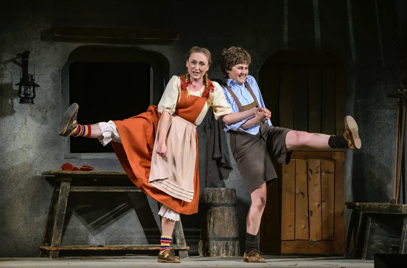 H&Auml;NSEL UND GRETEL @staatsoperhannover 

I&rsquo;m so thrilled to be singing H&auml;nsel in Staatsoper Hannover&rsquo;s iconic, dreamy, gorgeous and very magical 1964 production of H&auml;nsel und Gretel. You can catch me in the next performances