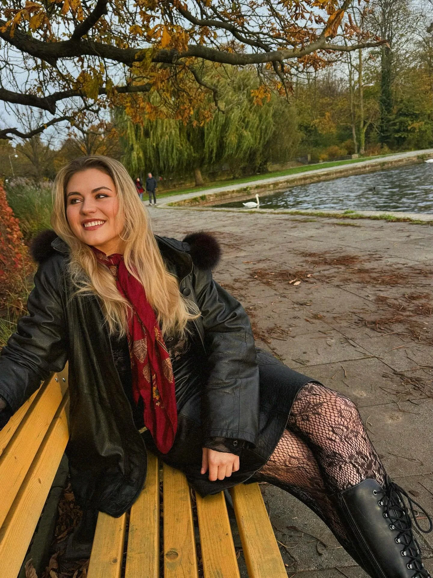 Herbst in Hannover 🍁🍄&zwj;🟫🌾🍂🕸️🪰🥀🦢
@ariana_ricci

#operasingersofinstagram #mezzosoprano #hannover #herbst #autumn #maschsee #germany
