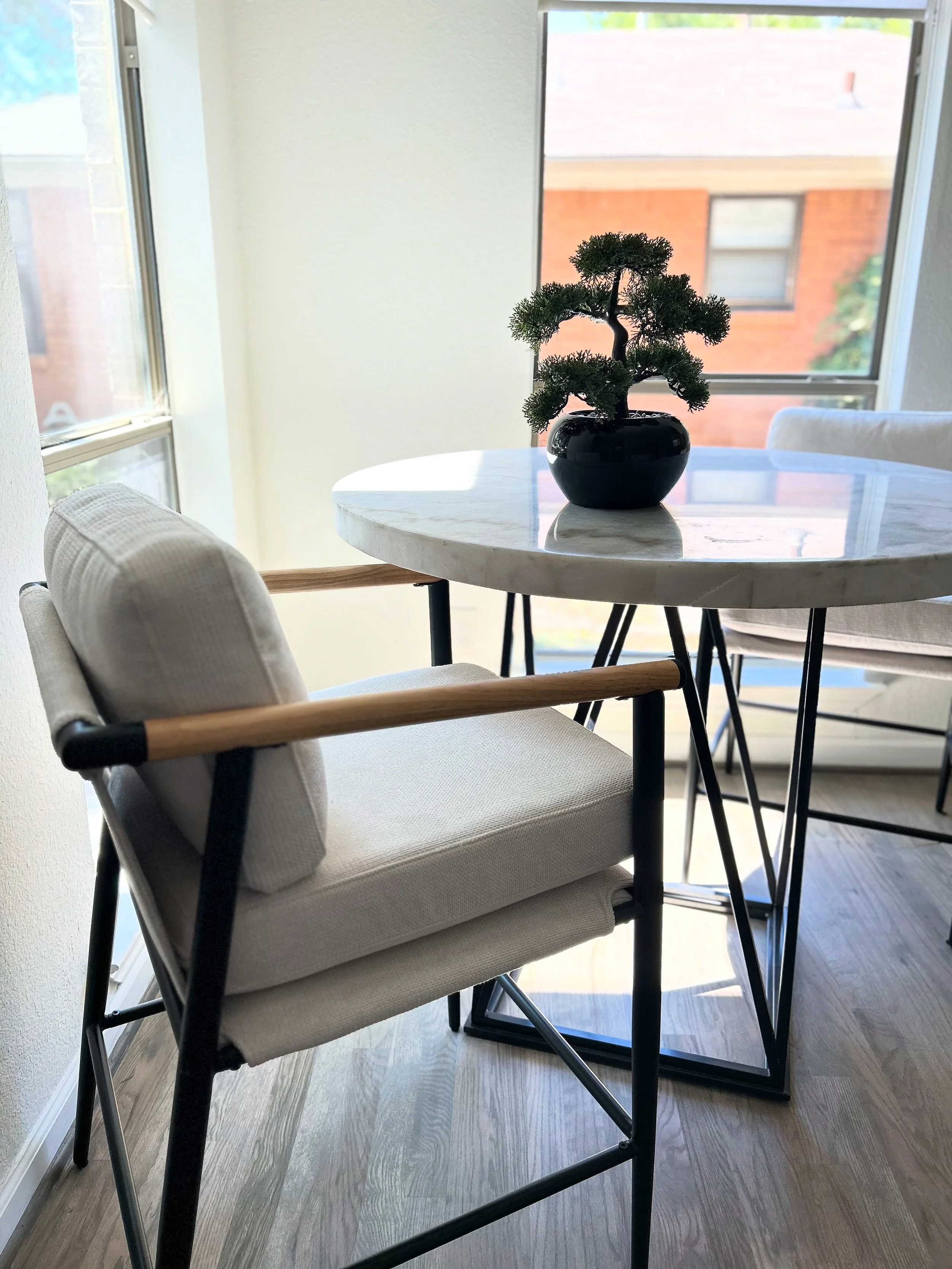 What does a home stager do for realtors?