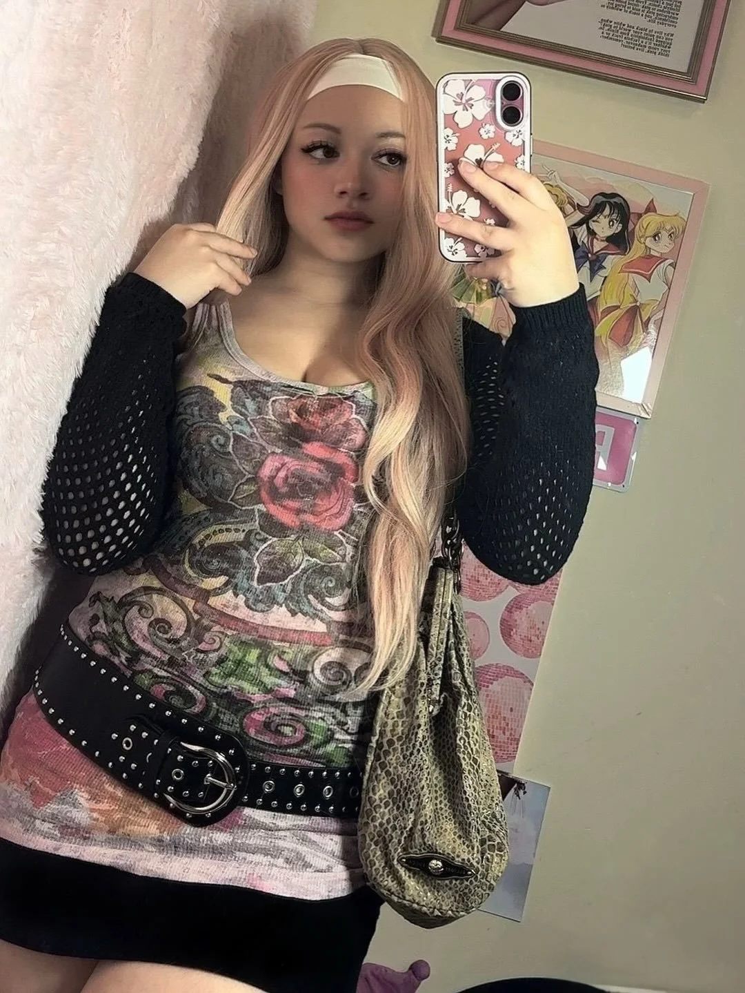 A little Pink Mcbling moment 🩷✨

Went full Luz mode last night with the pink hair and too much blush and nose highlight hehe 🤭

#mcbling #mcblingaesthetic #y2kfashion