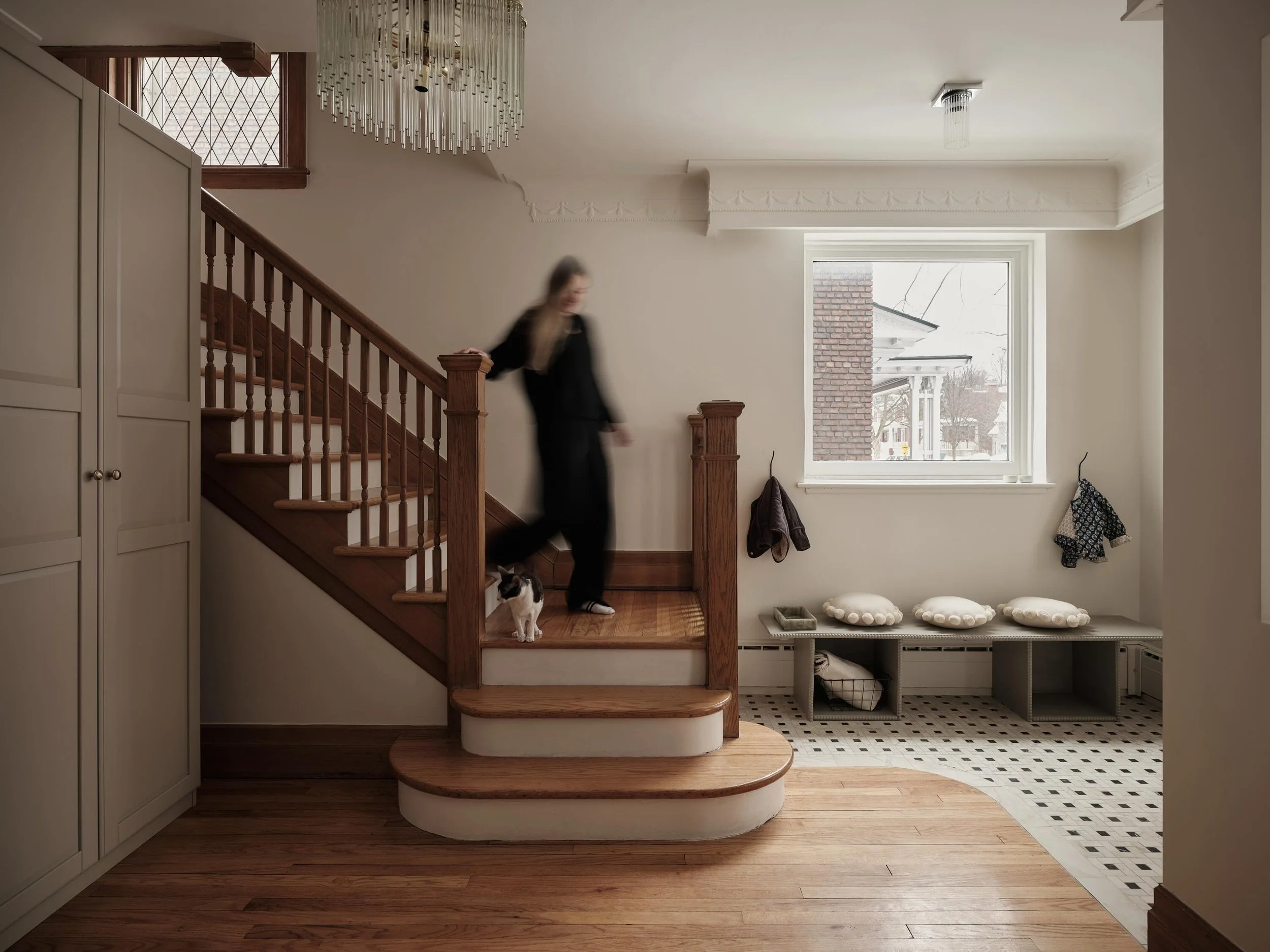 Projet livr&eacute; | Antonine-Maillet

Une r&eacute;novation qui mise sur la simplicit&eacute;, la lumi&egrave;re et le caract&egrave;re existant.
Boiseries d&rsquo;origine, mat&eacute;riaux sobres et d&eacute;tails int&eacute;gr&eacute;s pour cr&ea