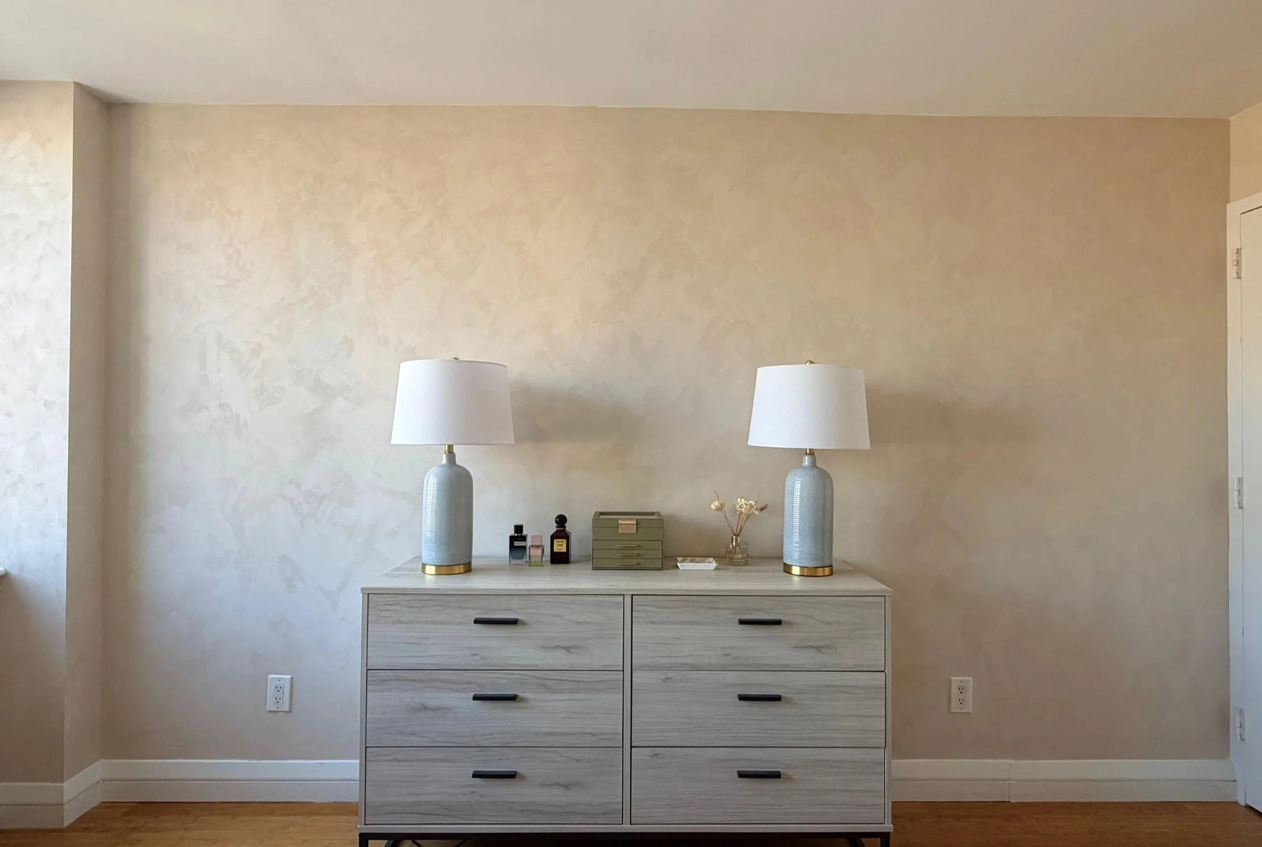 Limewash bedroom in Nomad with cream walls and twin mirrors — Limewall & Co.