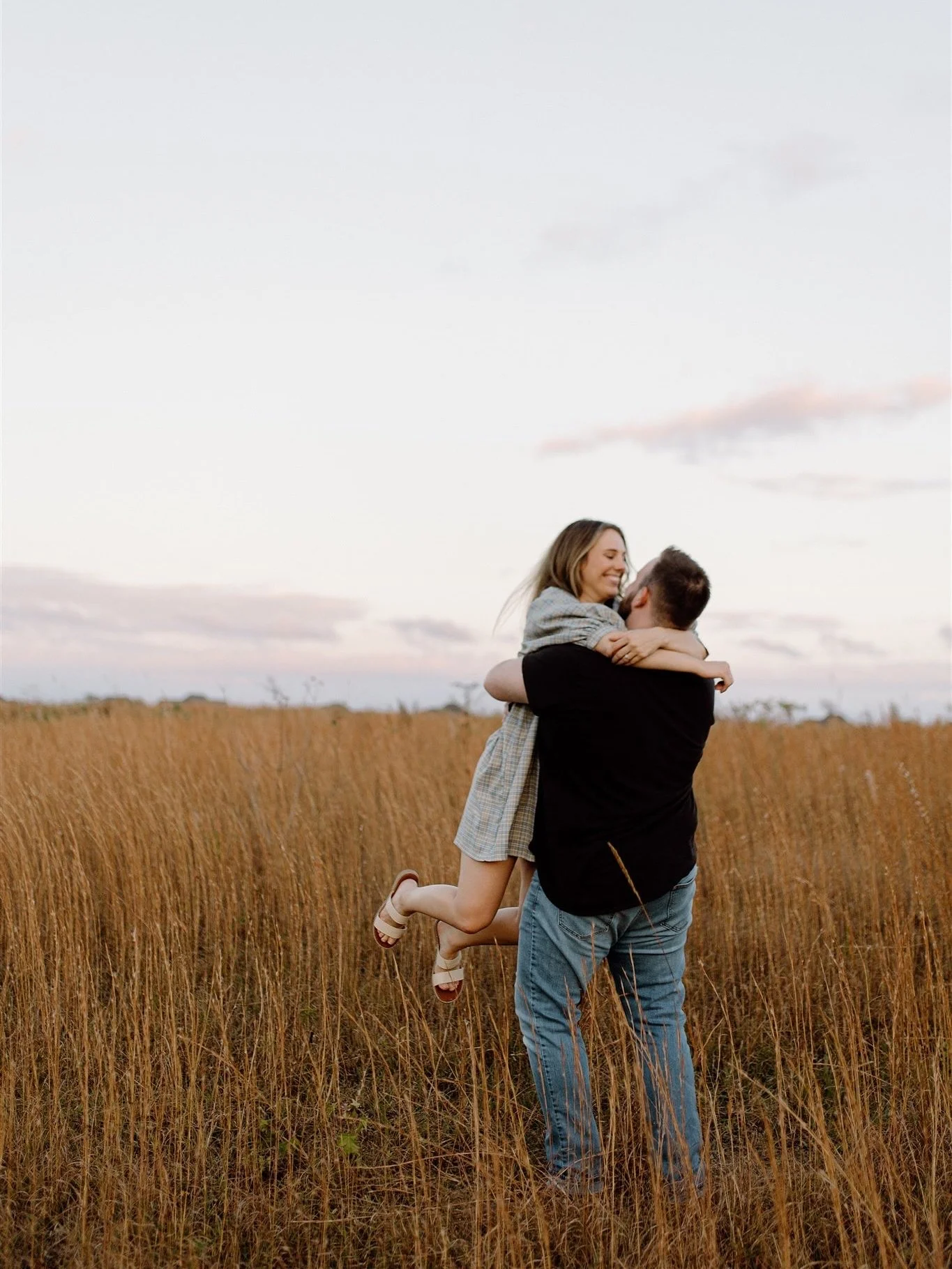 I have so many fun ideas for engagement sessions you guys. When you&rsquo;re planning your engagement session, if you need some ideas, you can always reach out and ask! I love planning my couples engagement sessions! Think outside the box and do what