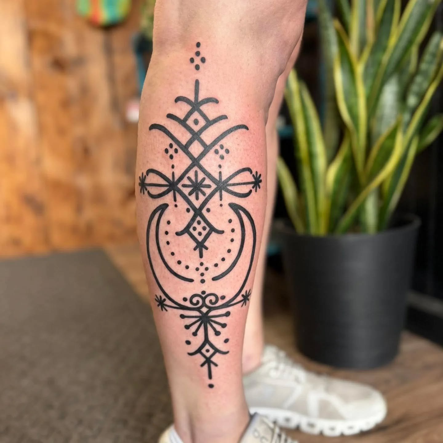 @shawneylylesart did this super crisp sigil last week for one of our longtime regulars and we're all in love with it 😍 send an inquiry on the website to get your own!