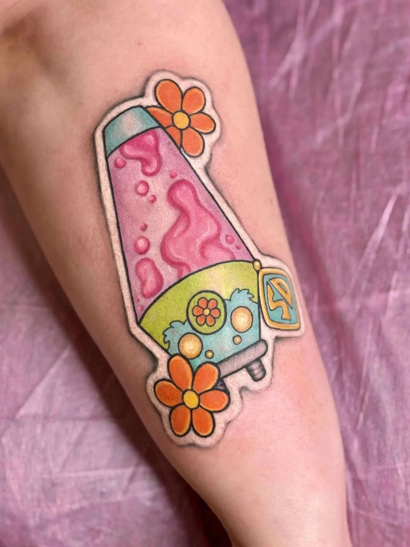 Scooby Scooby doo! Where are you?
@shawneylylesart is doing sticker tattoos! 
Shawney is currently booking for January. Send an inquiry to book today! Link in Bio. 

#tattoo  #tattooinspo #womenartists #thistleandoak #shelbyohio #stickertattoos #scoo