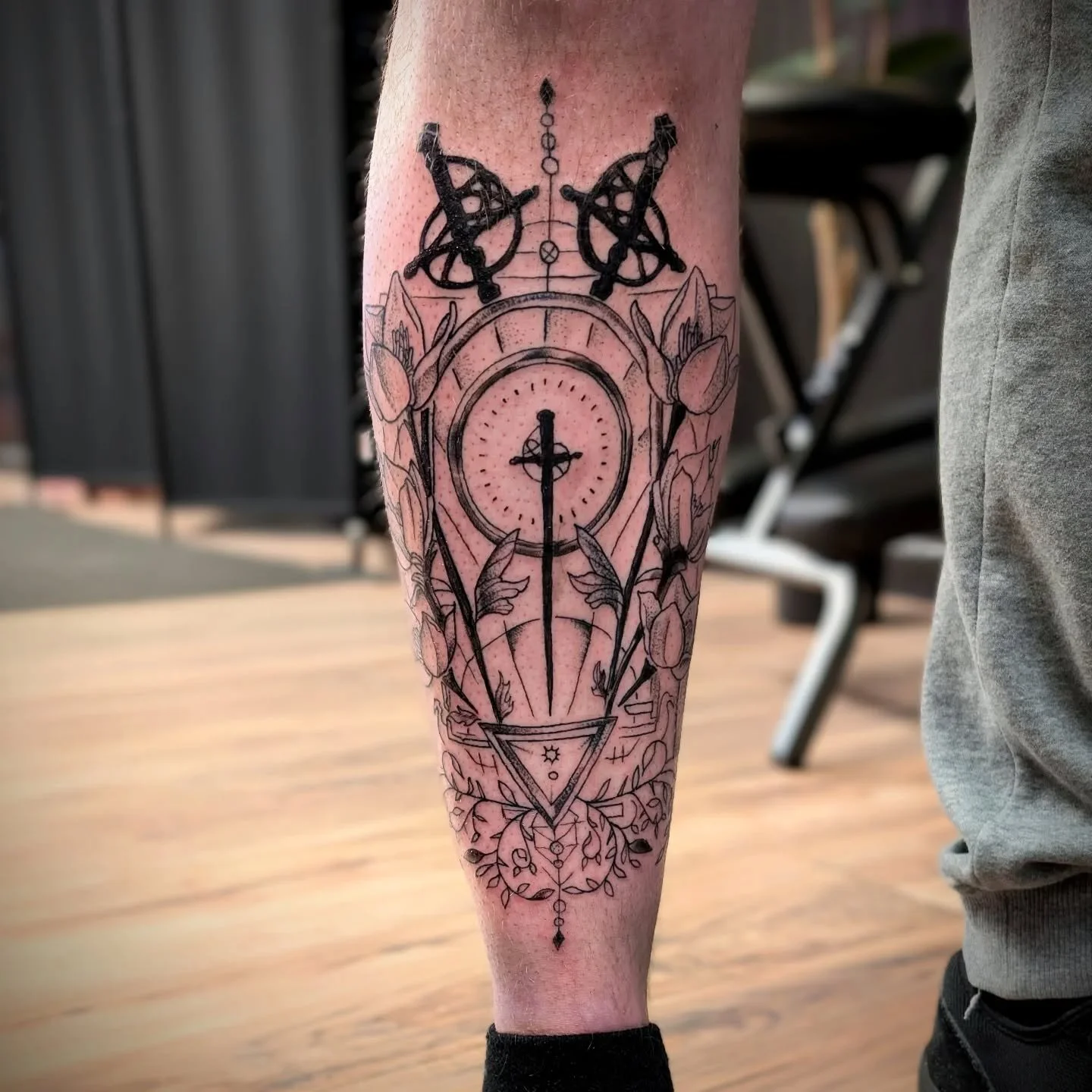 @arealjoytattoos did this intricate rendition of the sigil for Sleep tokens song "Infinite baths" They are currently booking end of January into February. To fill out an inquiry form, visit our website today! ✨  Website link in bio✨
#sleept