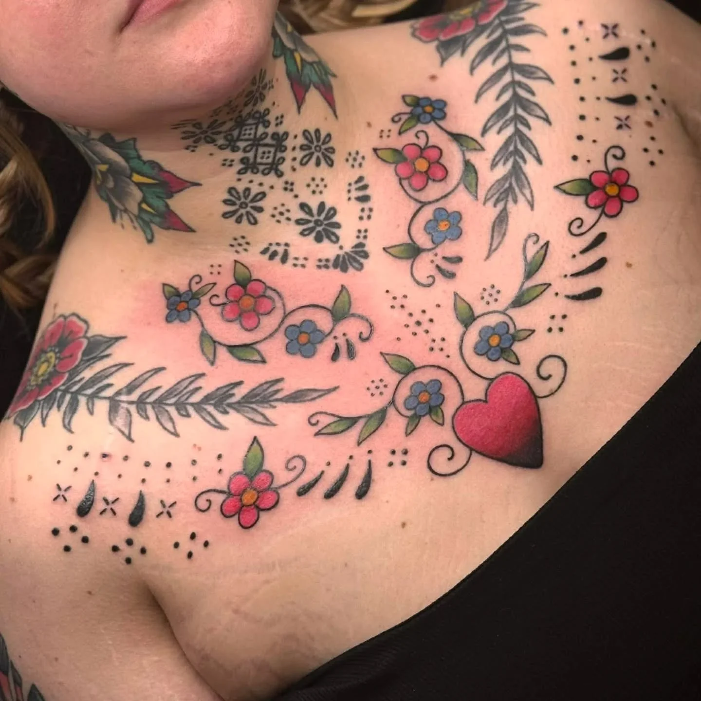 @shawneylylesart did this gorgeous add on to @olivia.zheta chest piece. She is currently booking for June and July. Send an inquiry to book today!
✨Link in bio to book✨