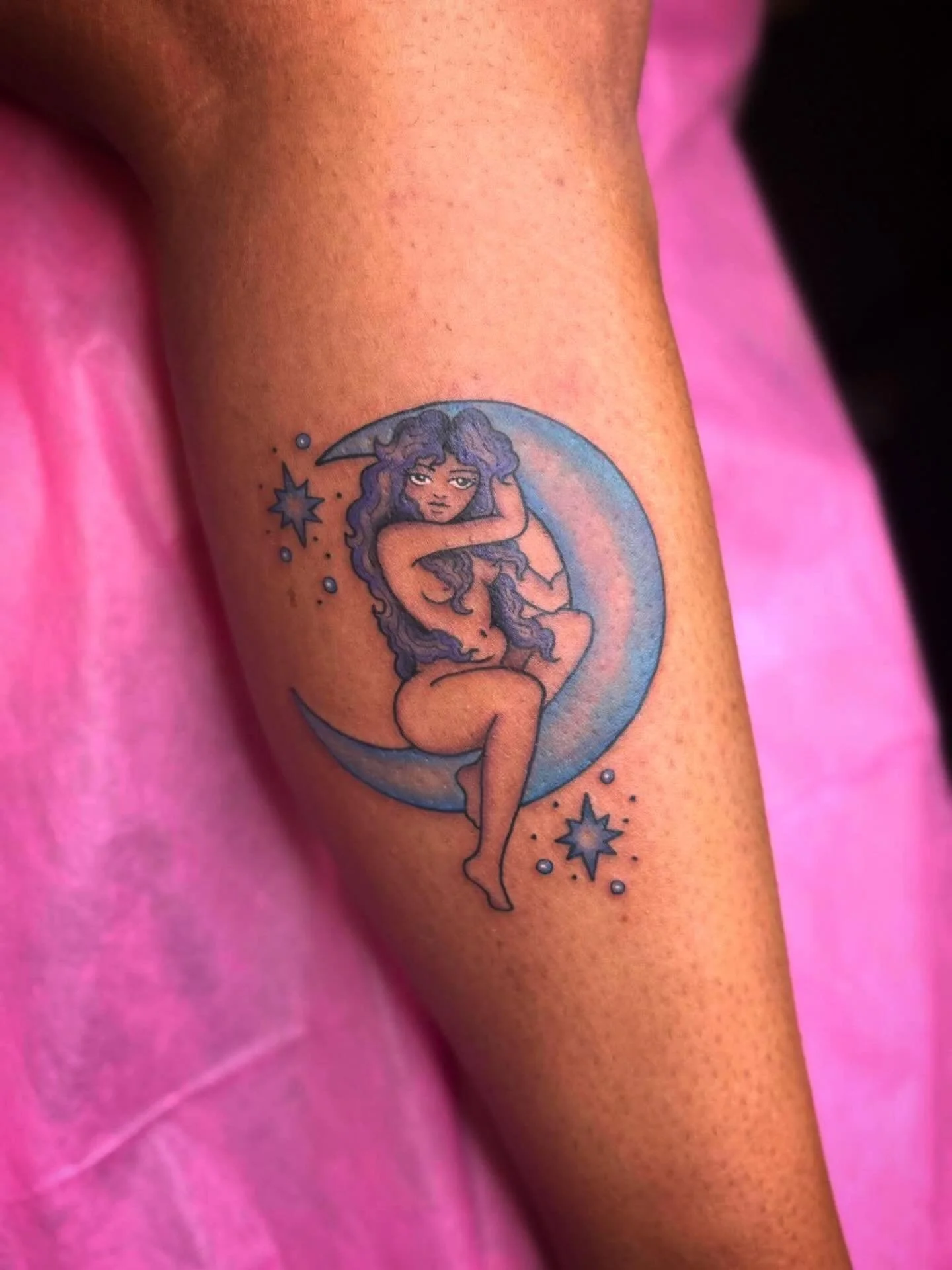 @shawneylylesart tattooed this little moon lady from her available flash. She would love to do more of her flash and is offering it at a discount. Shawney is currently booking July with a few openings in June. Send an inquiry today to book.
✨Link in 