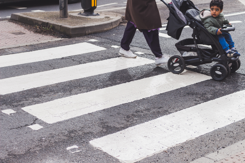 Who helps whom? Rethinking helping behavior across the city and the suburb.