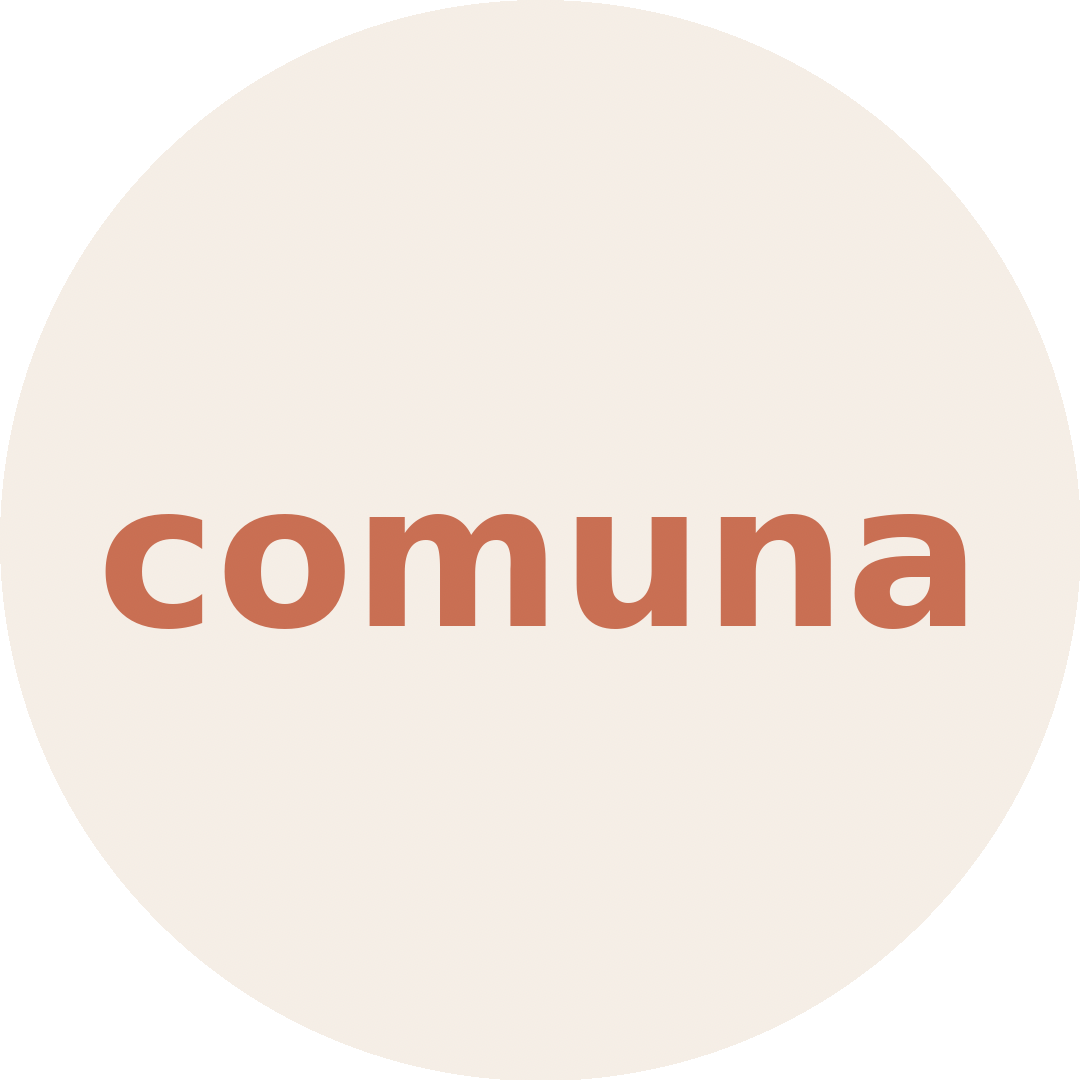 A white circular background with the word 'comuna' written in large, brownish-orange letters in the center.