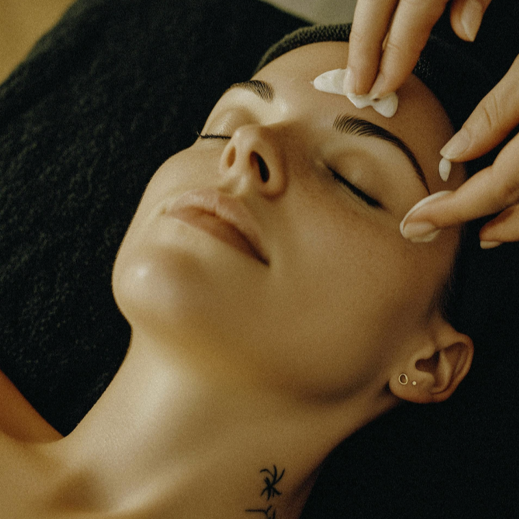 Frau erhält eine Augenbehandlung mit Wattepads im Gesicht im Spa.