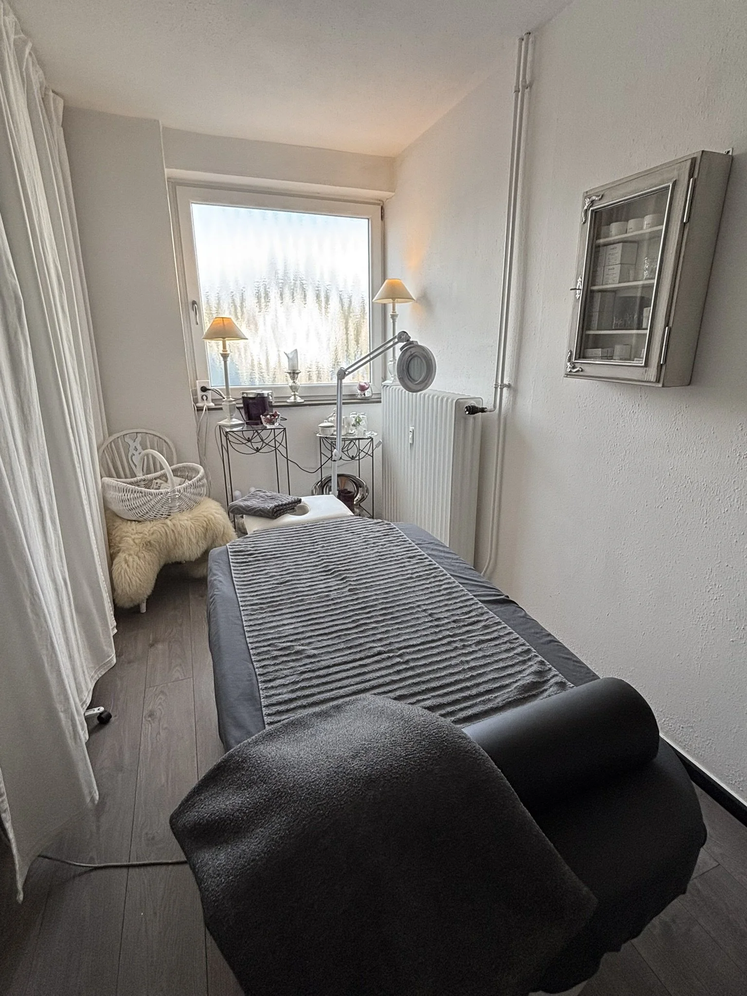 Massage Waxing Hot Stone Microneedling Baumholder und Umgebung
