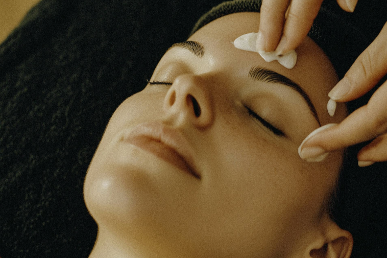 professionelle kosmetische Gesichtsbehandlungen und Microneedling Micro Needling