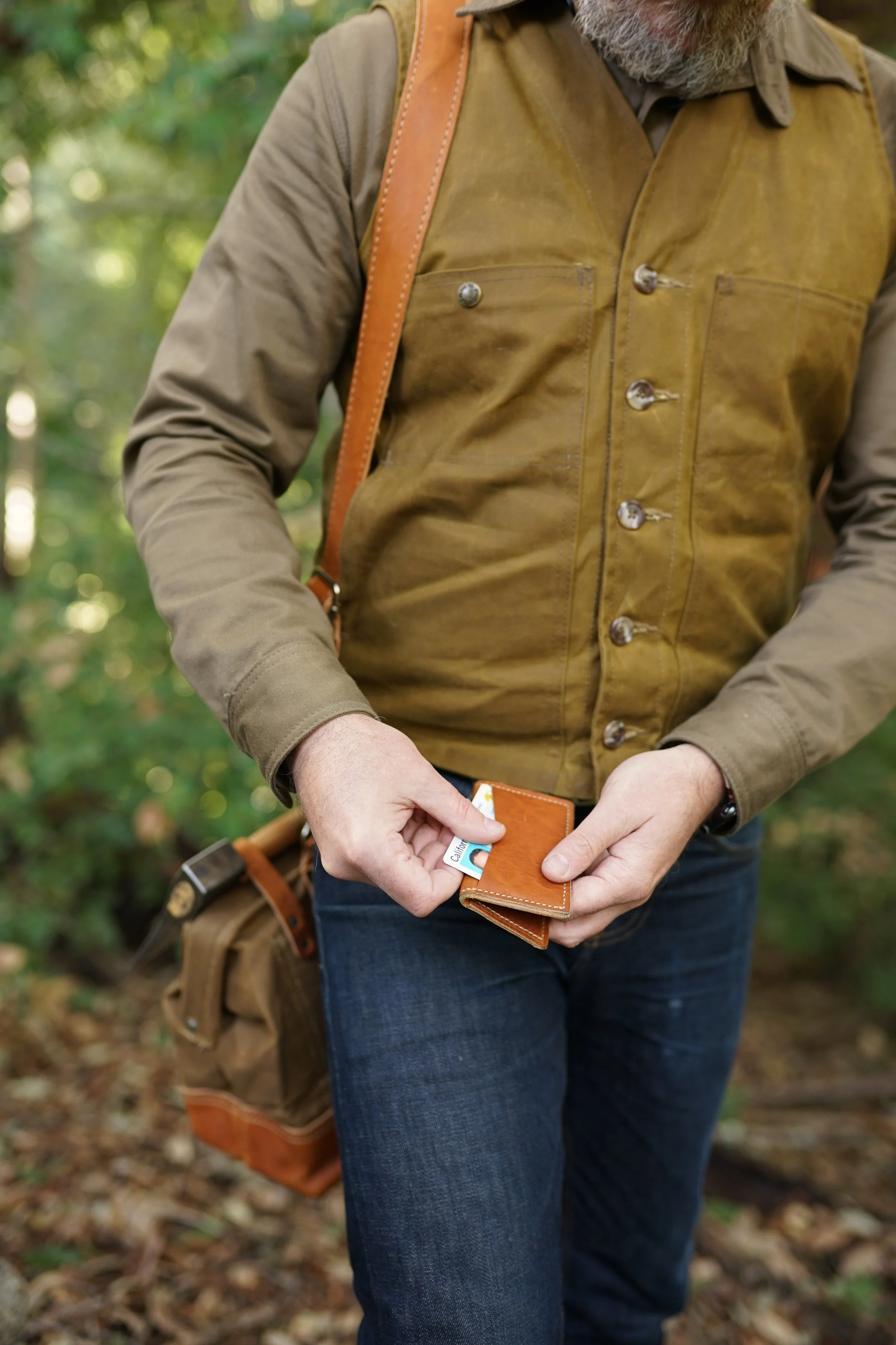 Frontier Compact Wallet — Slim Full-Grain Leather Wallet — Helko
