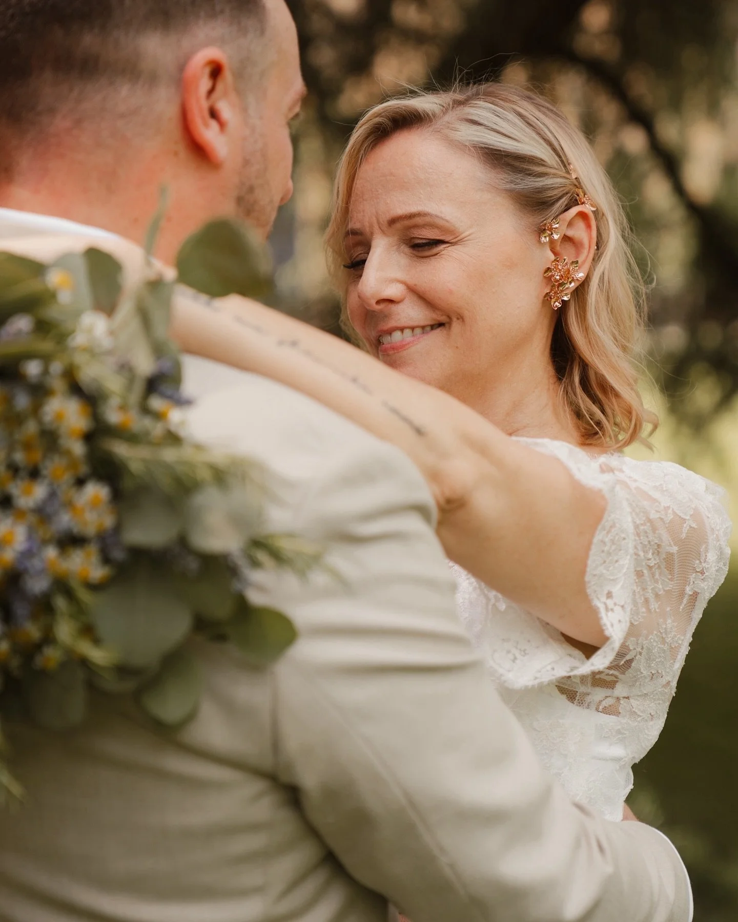 Un assaggio di magia di fine Maggio ✨

Tra luce dorata, sorrisi leggeri e promesse sussurrate, abbiamo avuto l&rsquo;onore di raccontare una storia che profuma d&rsquo;amore.
Scorri e respira l&rsquo;atmosfera 💍🌿
.
.
.
Venue: @corterusticaborromeo 