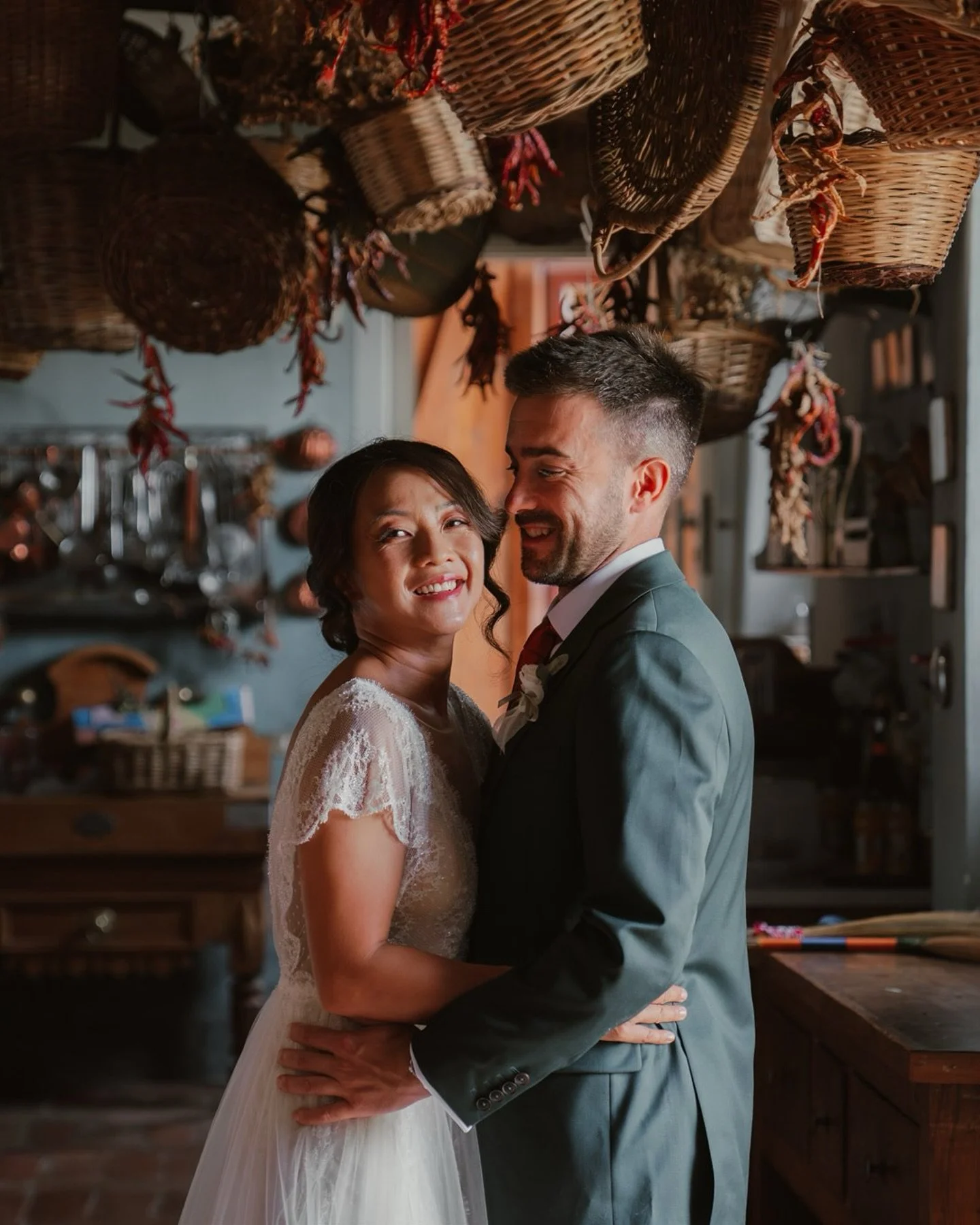 Un matrimonio intimo in un castello immerso nel verde delle colline piacentine. Atmosfere rurali, dettagli autentici e uno storytelling fotografico che emoziona. 

Vuoi un racconto autentico anche per il tuo giorno speciale? Scrivici e costruiamolo i
