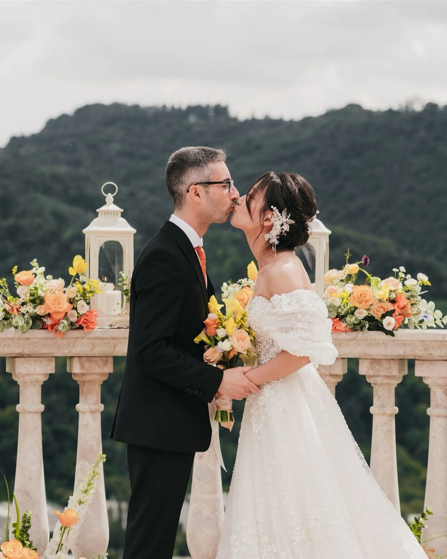 Un momento tutto per voi, ma senza farvi perdere il divertimento della festa! Le foto di coppia sono un&rsquo;occasione per fermare il tempo, ridere insieme e creare ricordi che dureranno per sempre, senza stress e pose forzate. 

Swipe per rivivere 