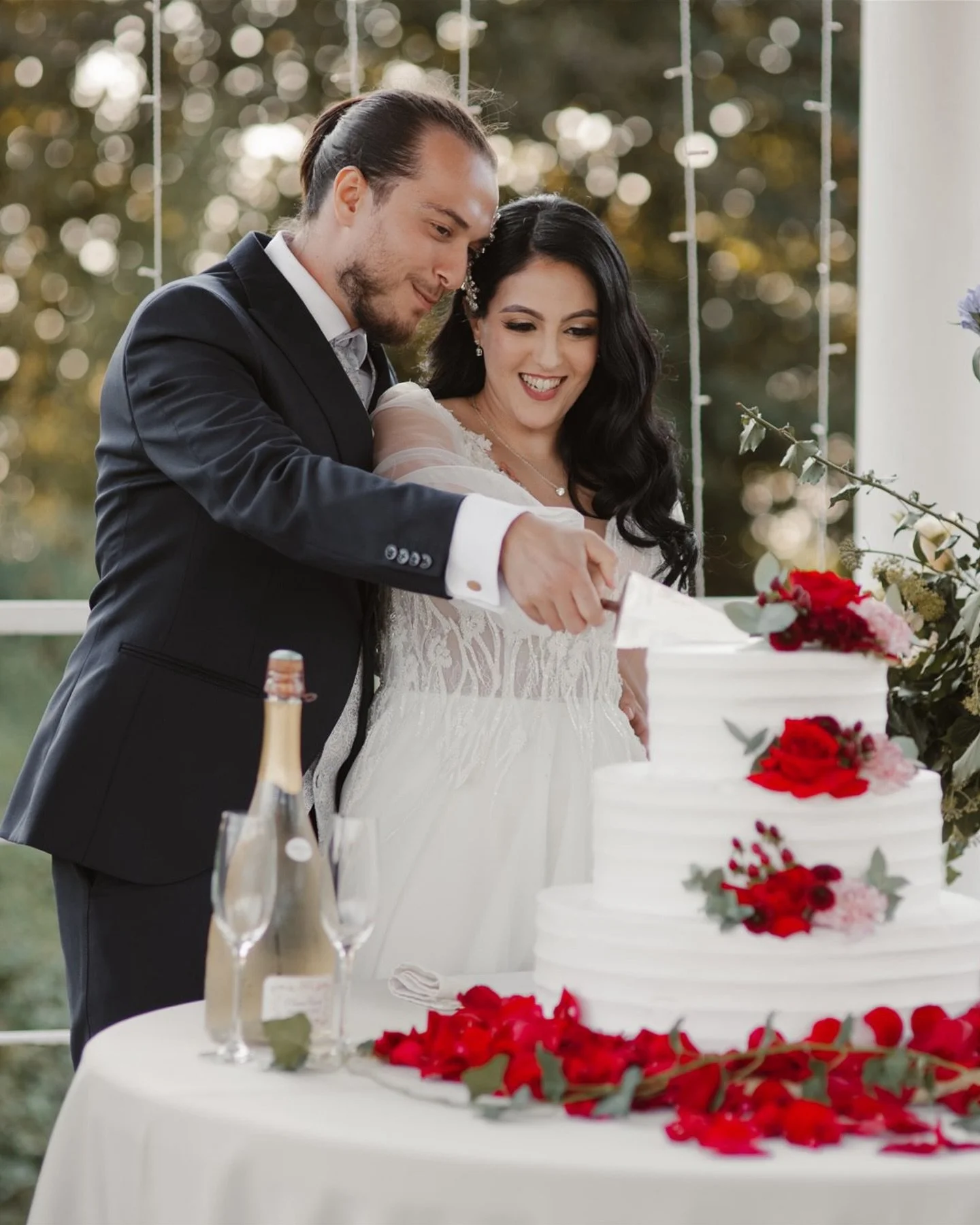 L&rsquo;amore &egrave; nei dettagli, nella luce perfetta, negli sguardi complici. Raccontiamo insieme la tua storia con fotografie che parlano d&rsquo;amore! 🌿✨

Scrivici per scoprire i nostri servizi fotografici! 
.
.
.
Venue &amp; Florals: @tenuta